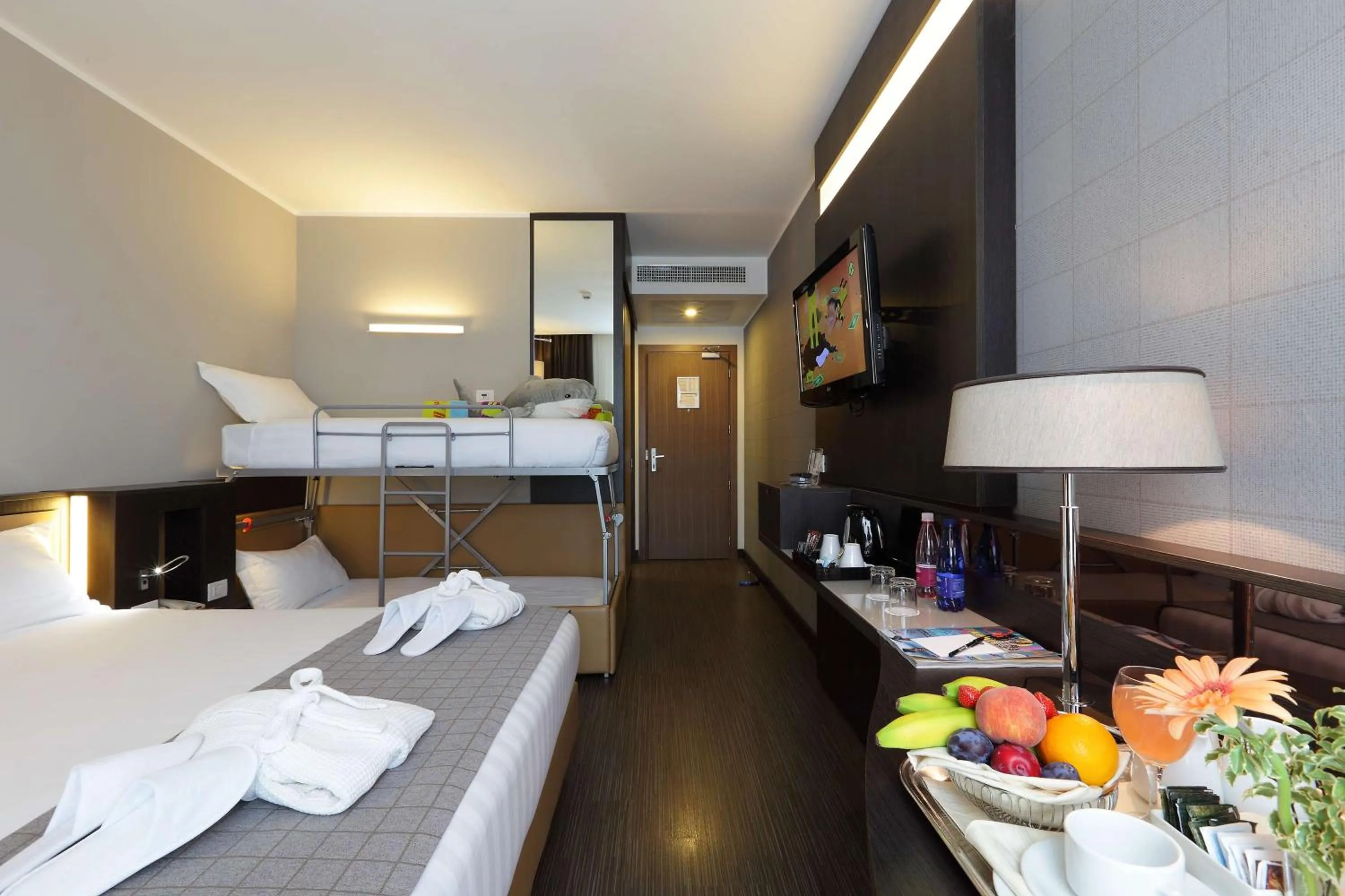 Shower, Bed in Best Western Premier CHC Airport