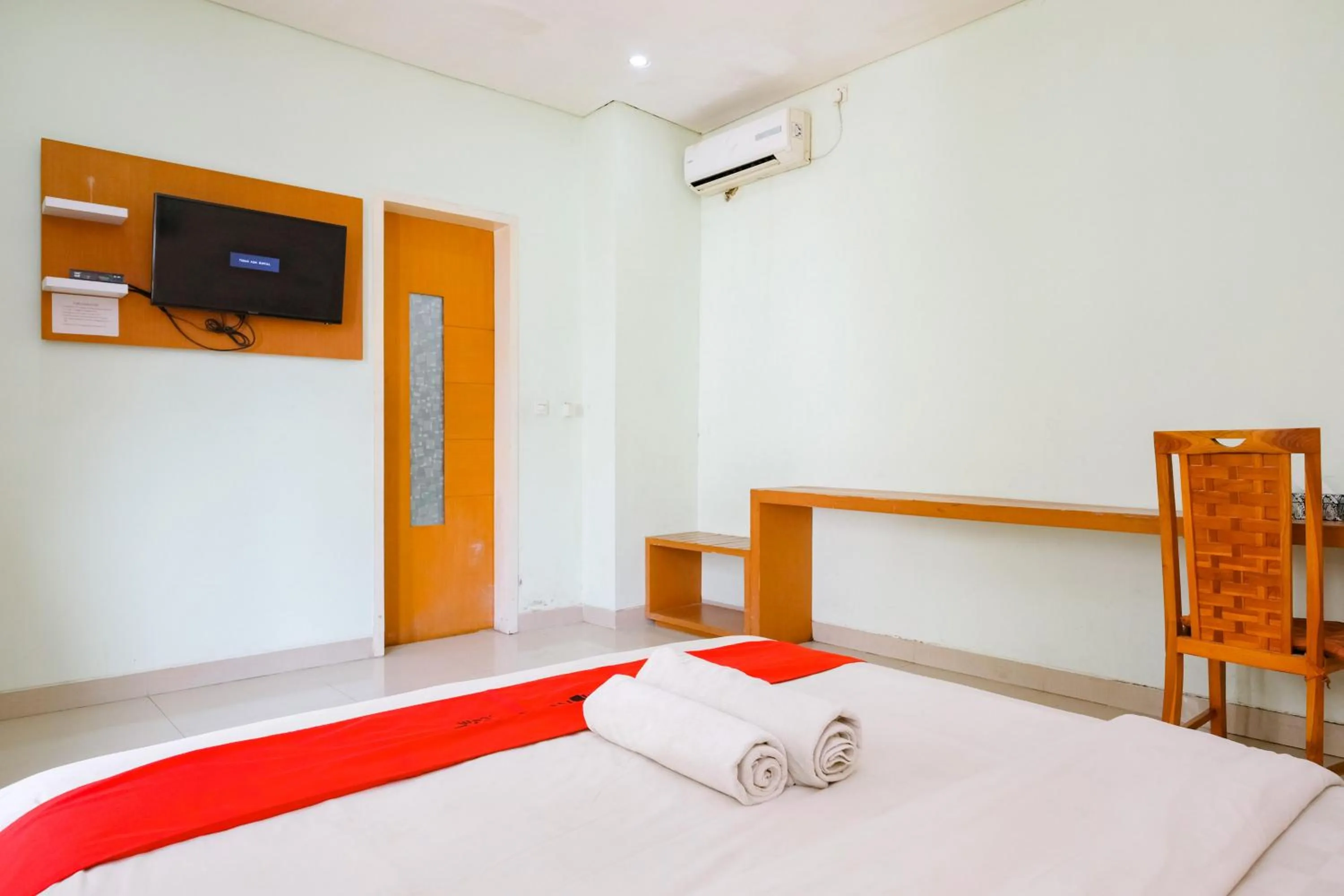 Bedroom, Bed in RedDoorz Plus @ Mahendradatta Denpasar