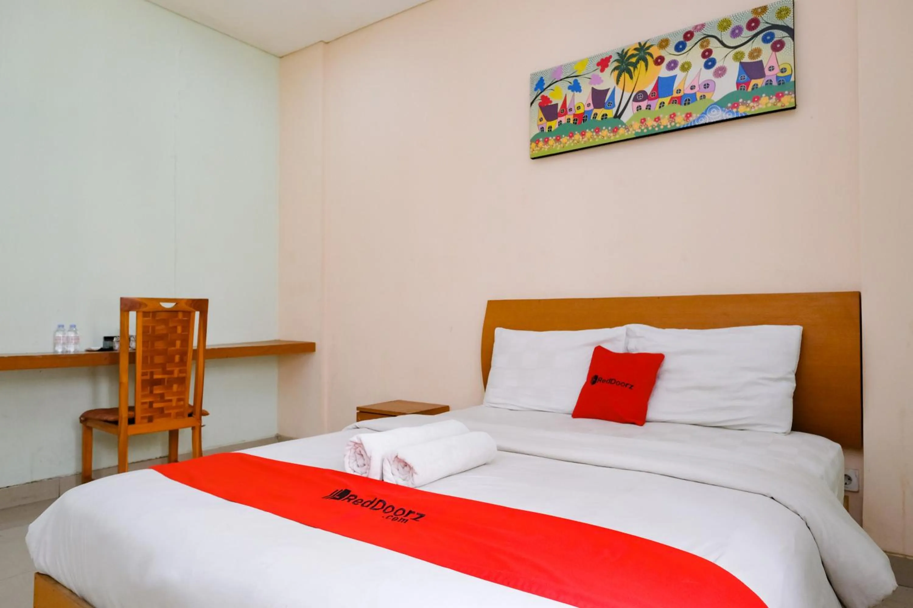 Bedroom, Bed in RedDoorz Plus @ Mahendradatta Denpasar