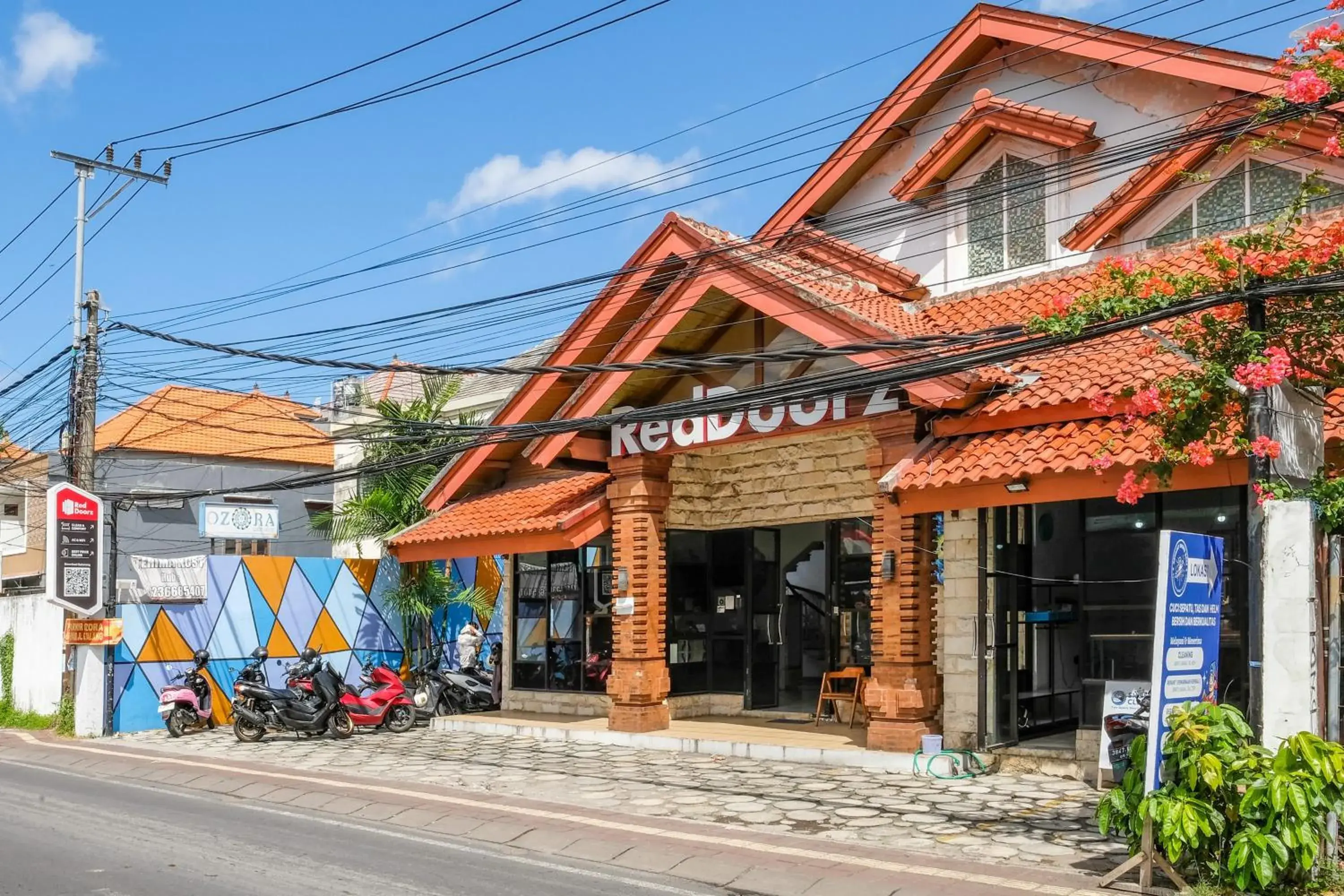 Facade/entrance in RedDoorz Plus @ Mahendradatta Denpasar Facade/entrance in RedDoorz Plus @ Mahendradatta Denpasar