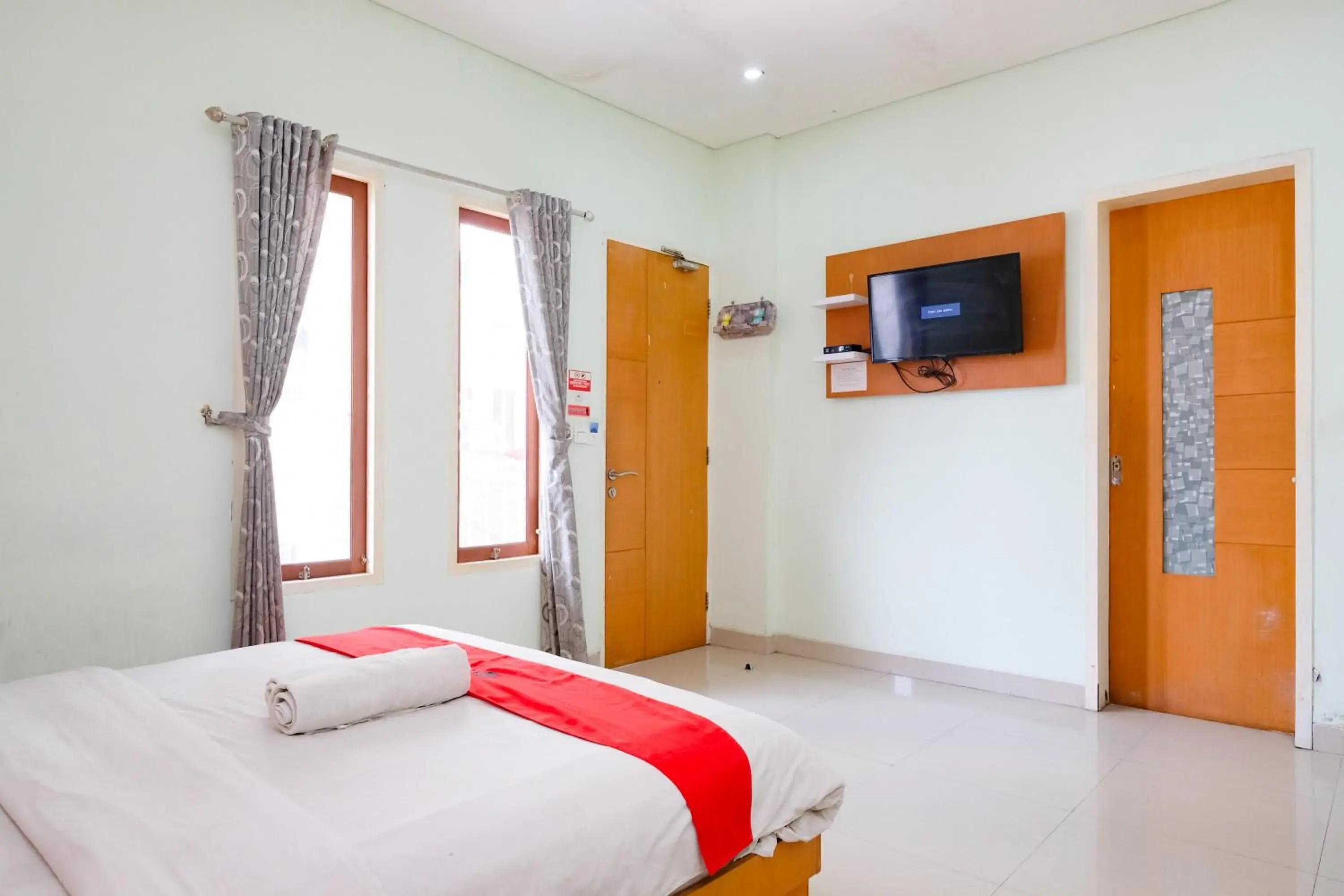 Bedroom, Bed in RedDoorz Plus @ Mahendradatta Denpasar Bedroom, Bed in RedDoorz Plus @ Mahendradatta Denpasar