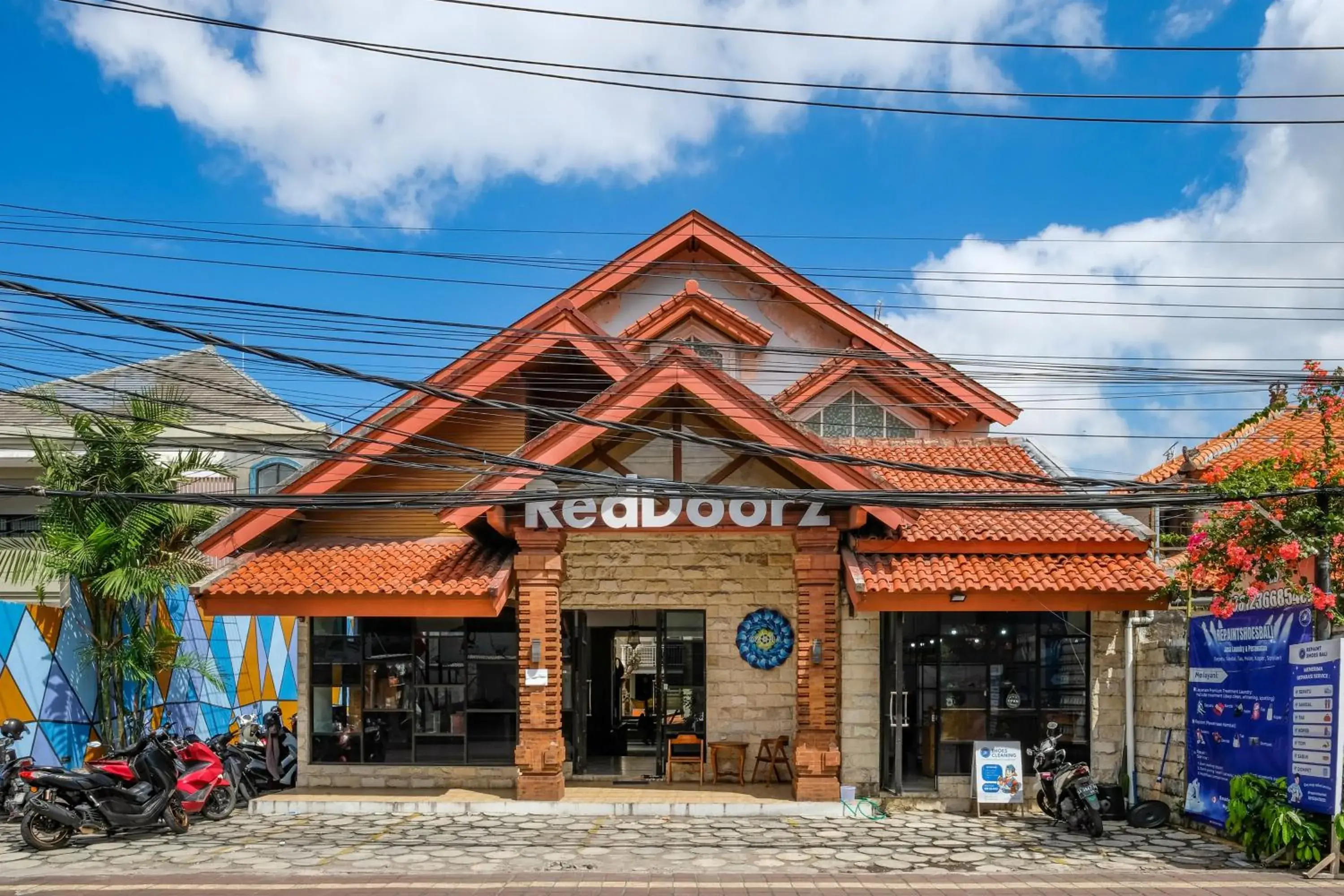 Facade/entrance in RedDoorz Plus @ Mahendradatta Denpasar Facade/entrance in RedDoorz Plus @ Mahendradatta Denpasar