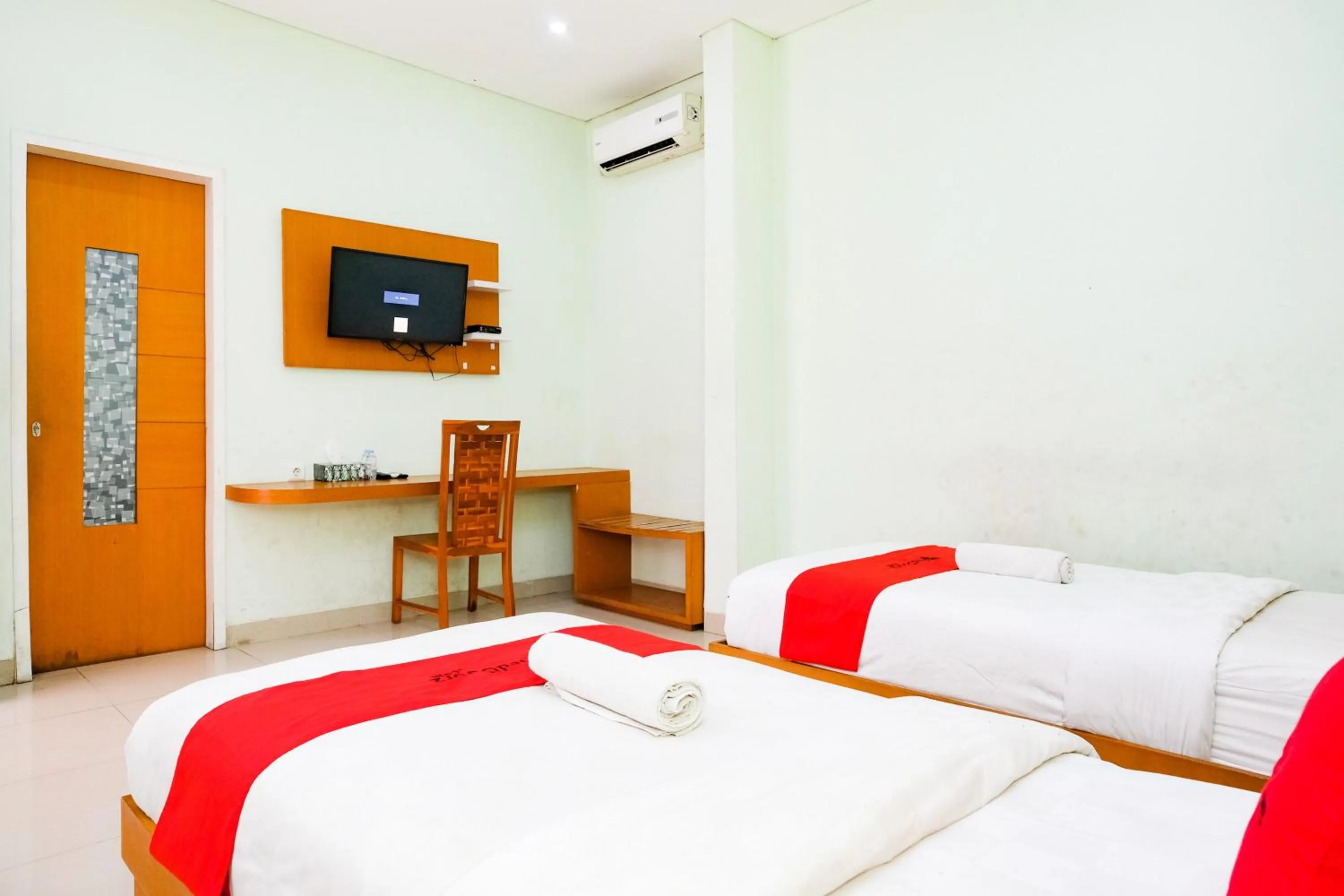 Bedroom, Bed in RedDoorz Plus @ Mahendradatta Denpasar