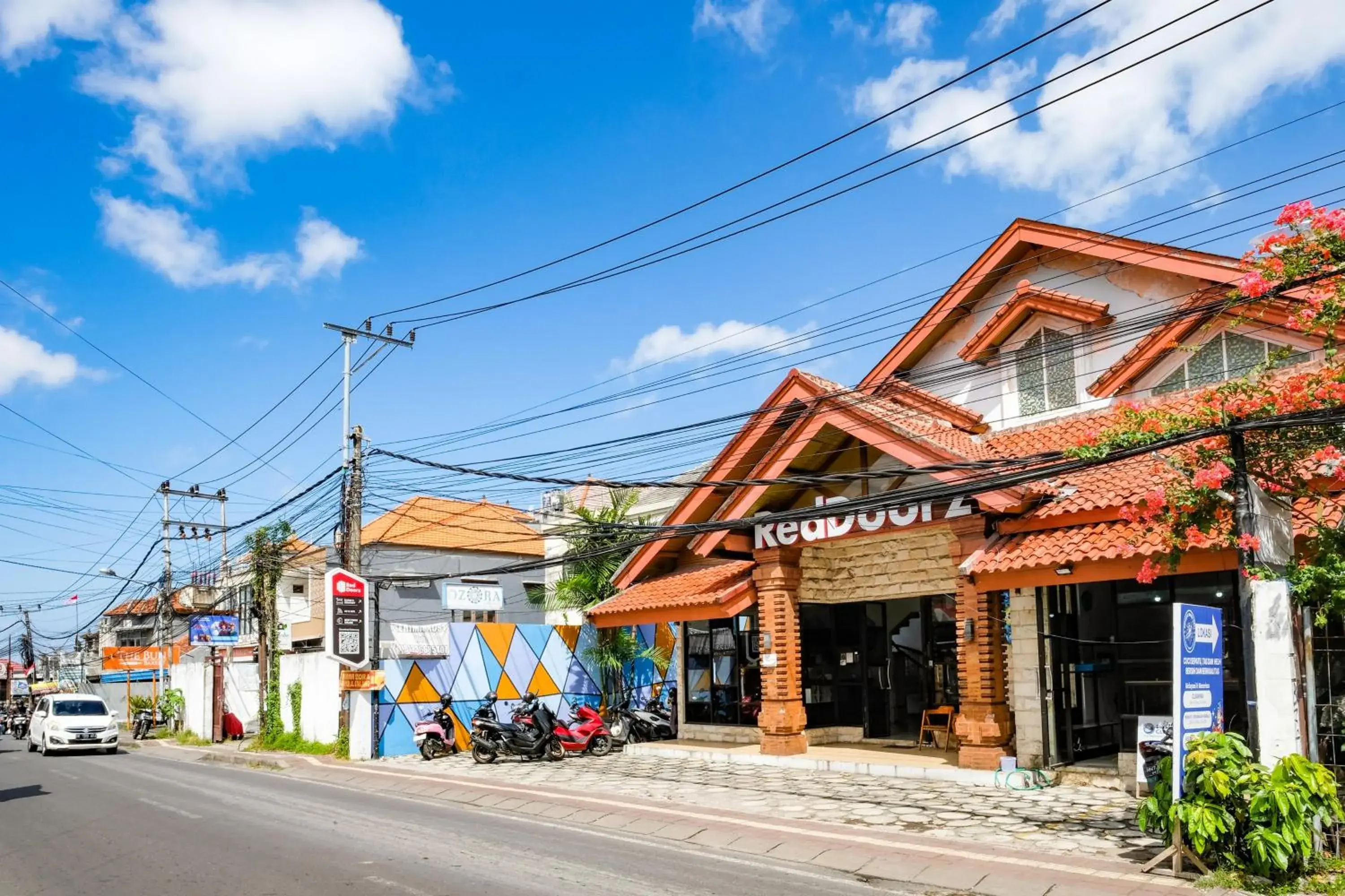 Facade/entrance in RedDoorz Plus @ Mahendradatta Denpasar Facade/entrance in RedDoorz Plus @ Mahendradatta Denpasar