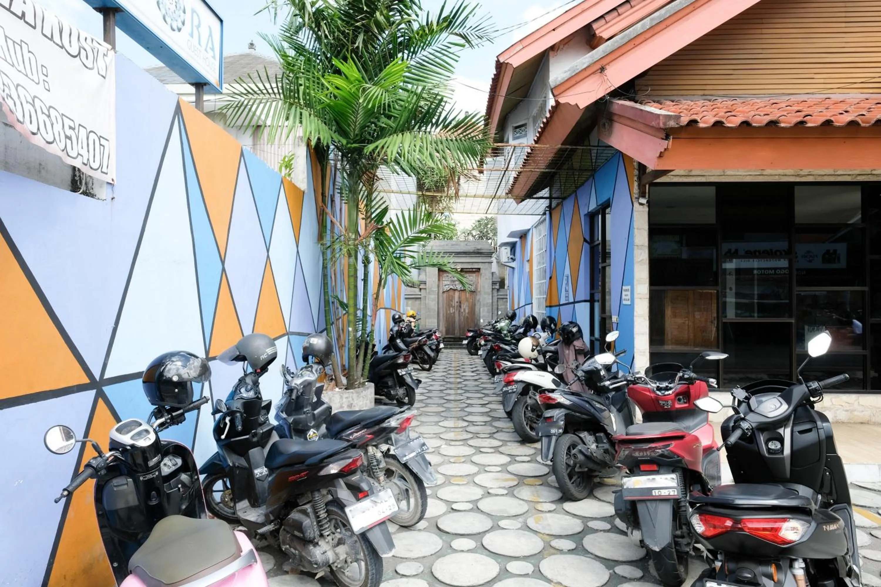 Parking in RedDoorz Plus @ Mahendradatta Denpasar