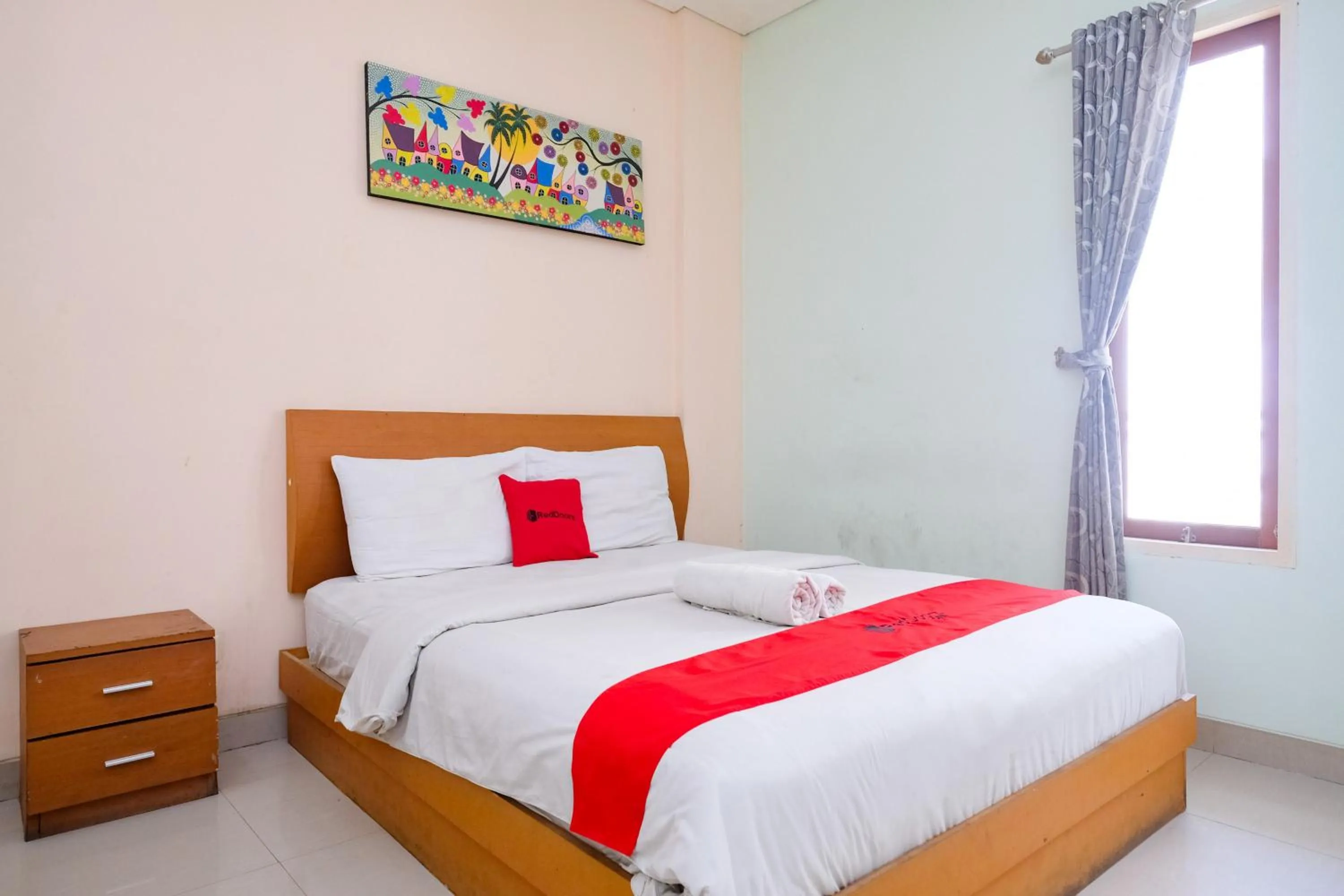 Bedroom, Bed in RedDoorz Plus @ Mahendradatta Denpasar