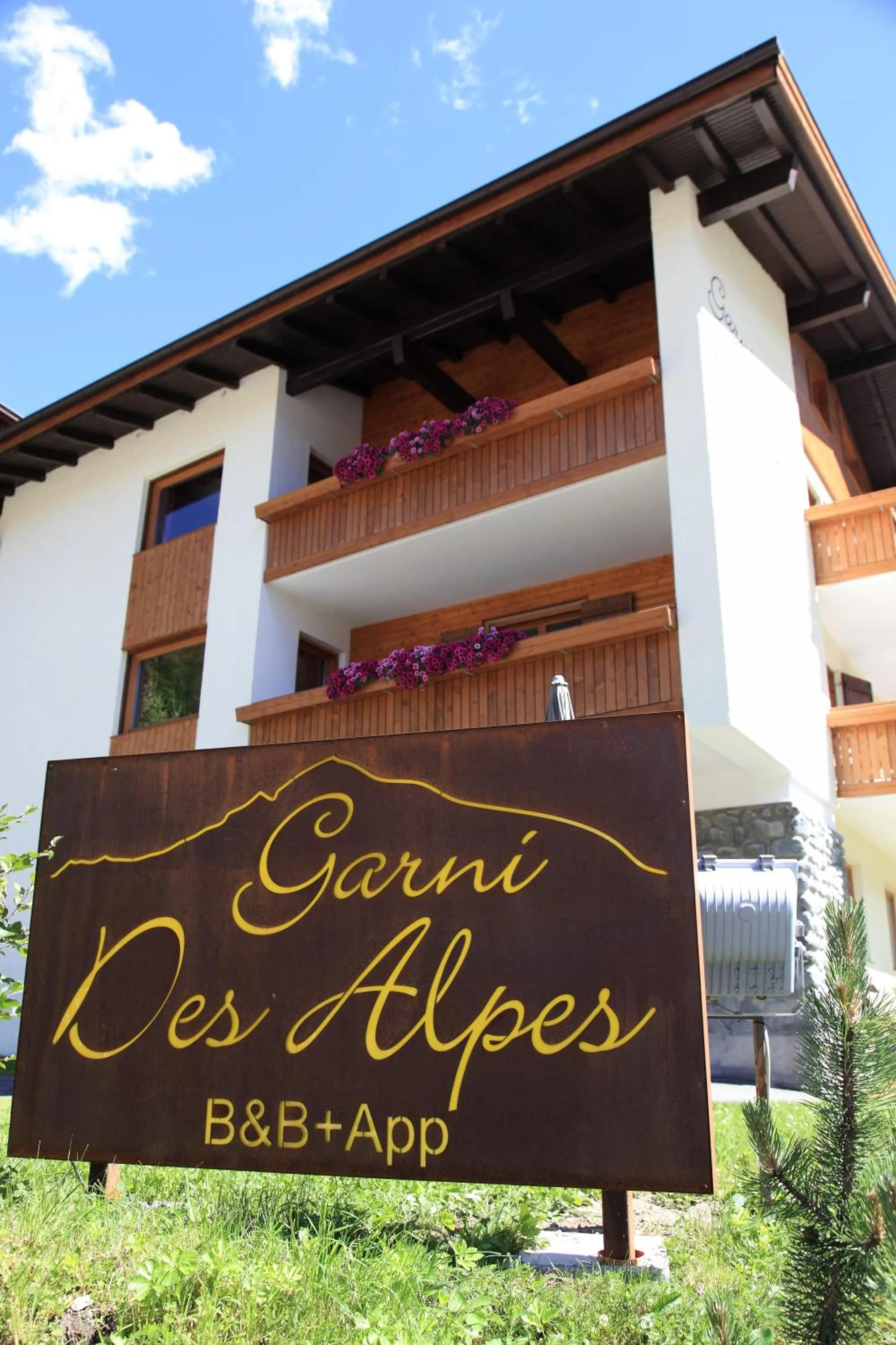 Facade/entrance in Garni des Alpes