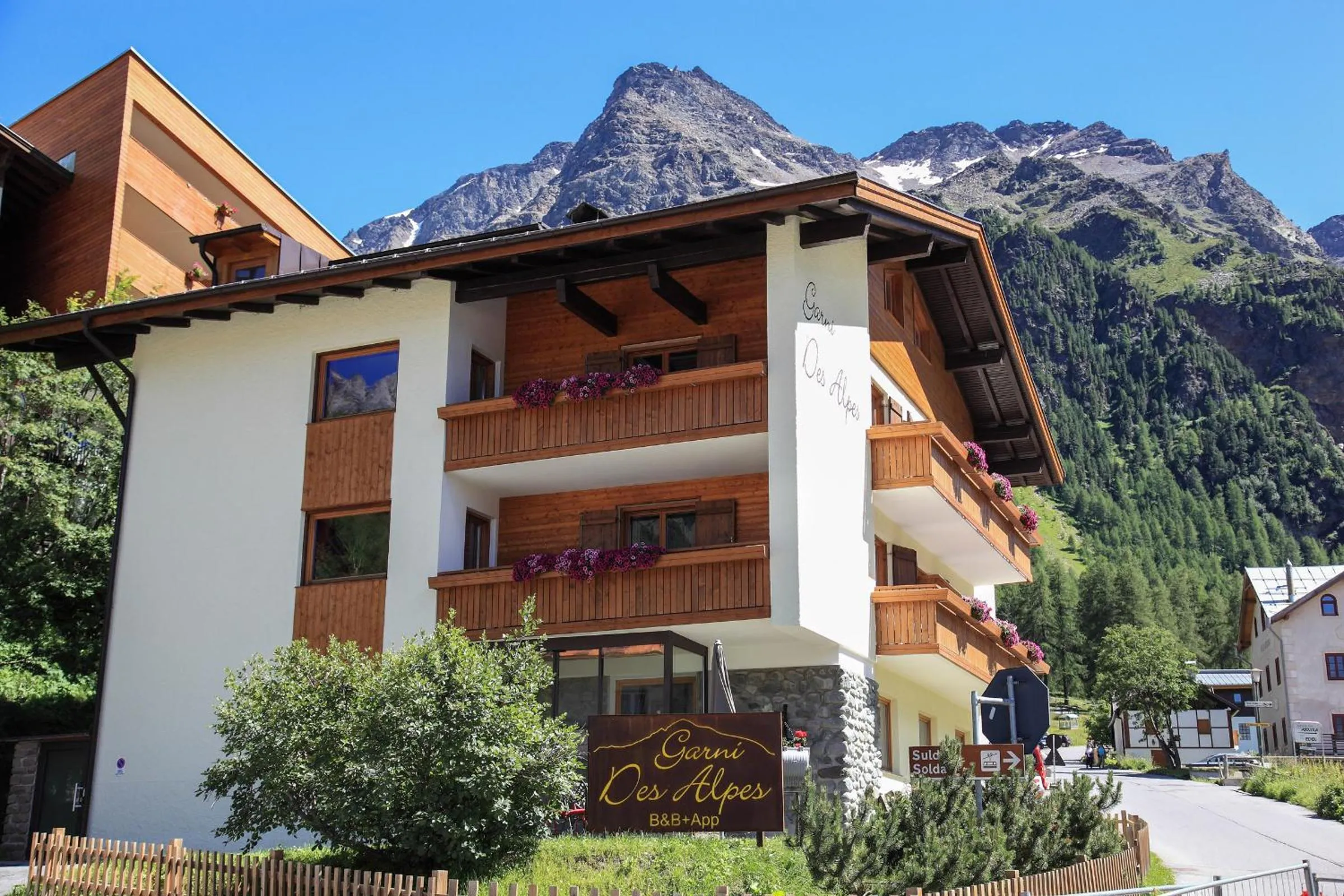 Facade/entrance in Garni des Alpes