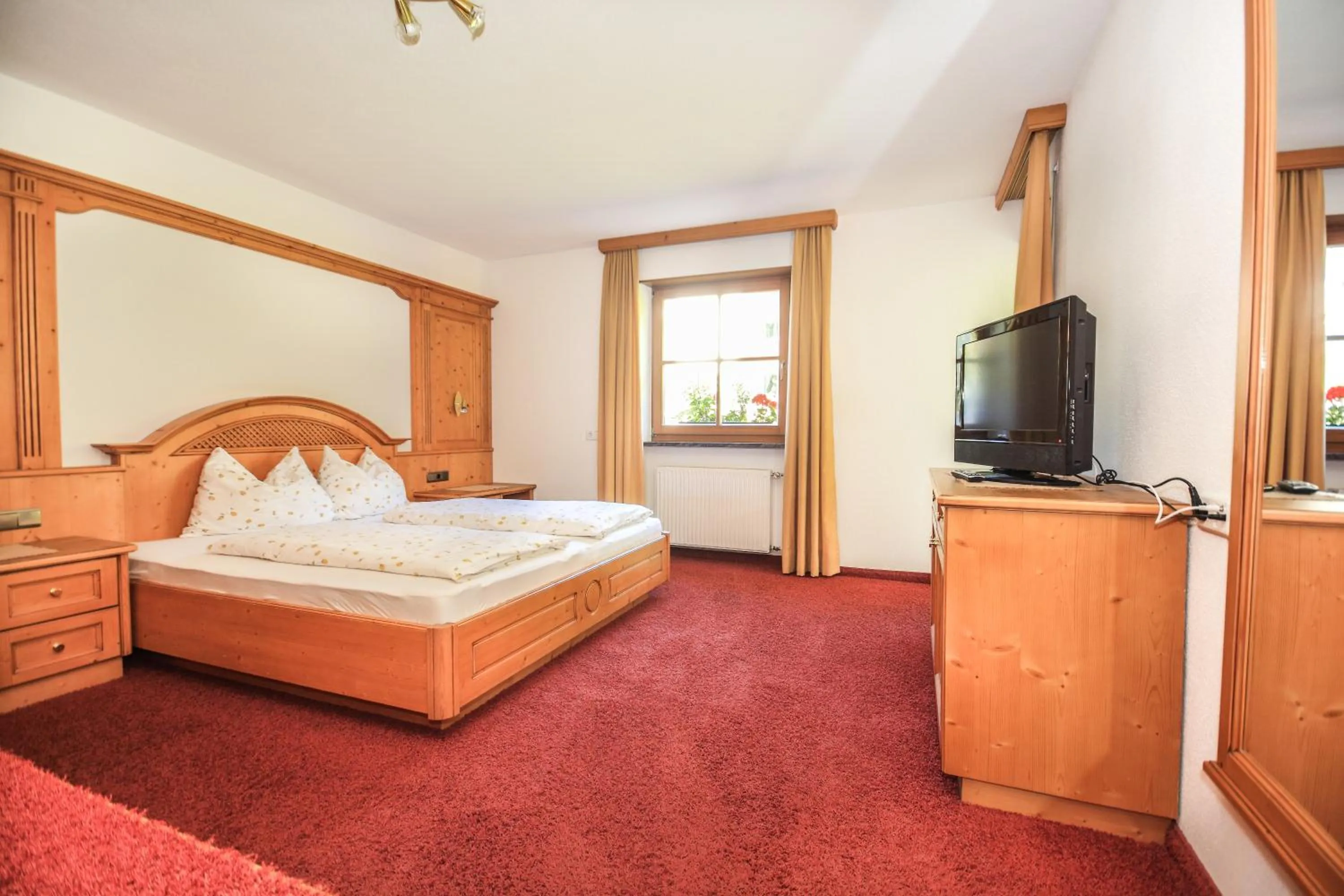 Photo of the whole room, Bed in Garni des Alpes