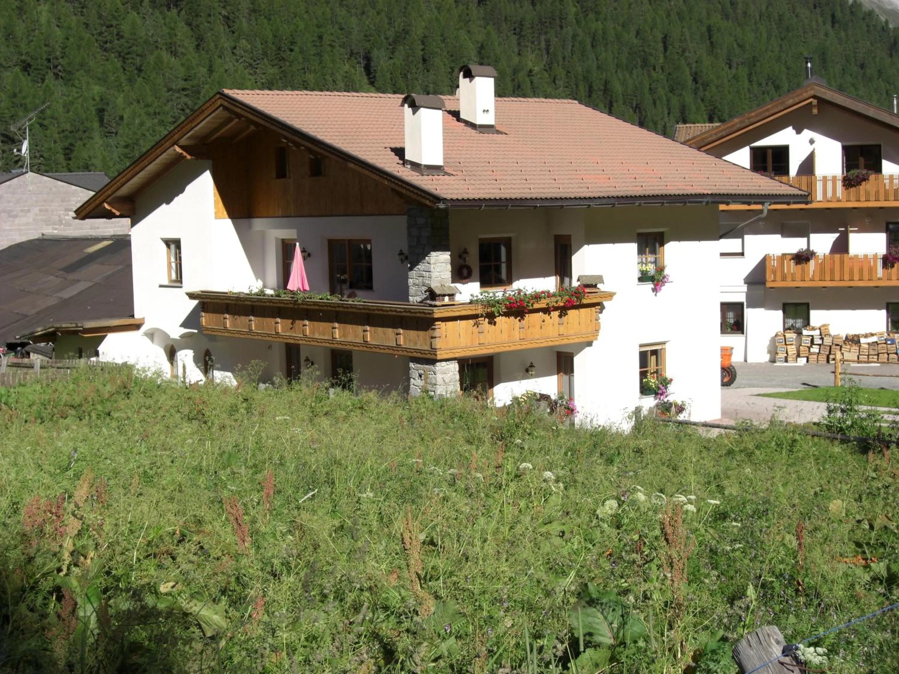 Facade/entrance in Garni des Alpes