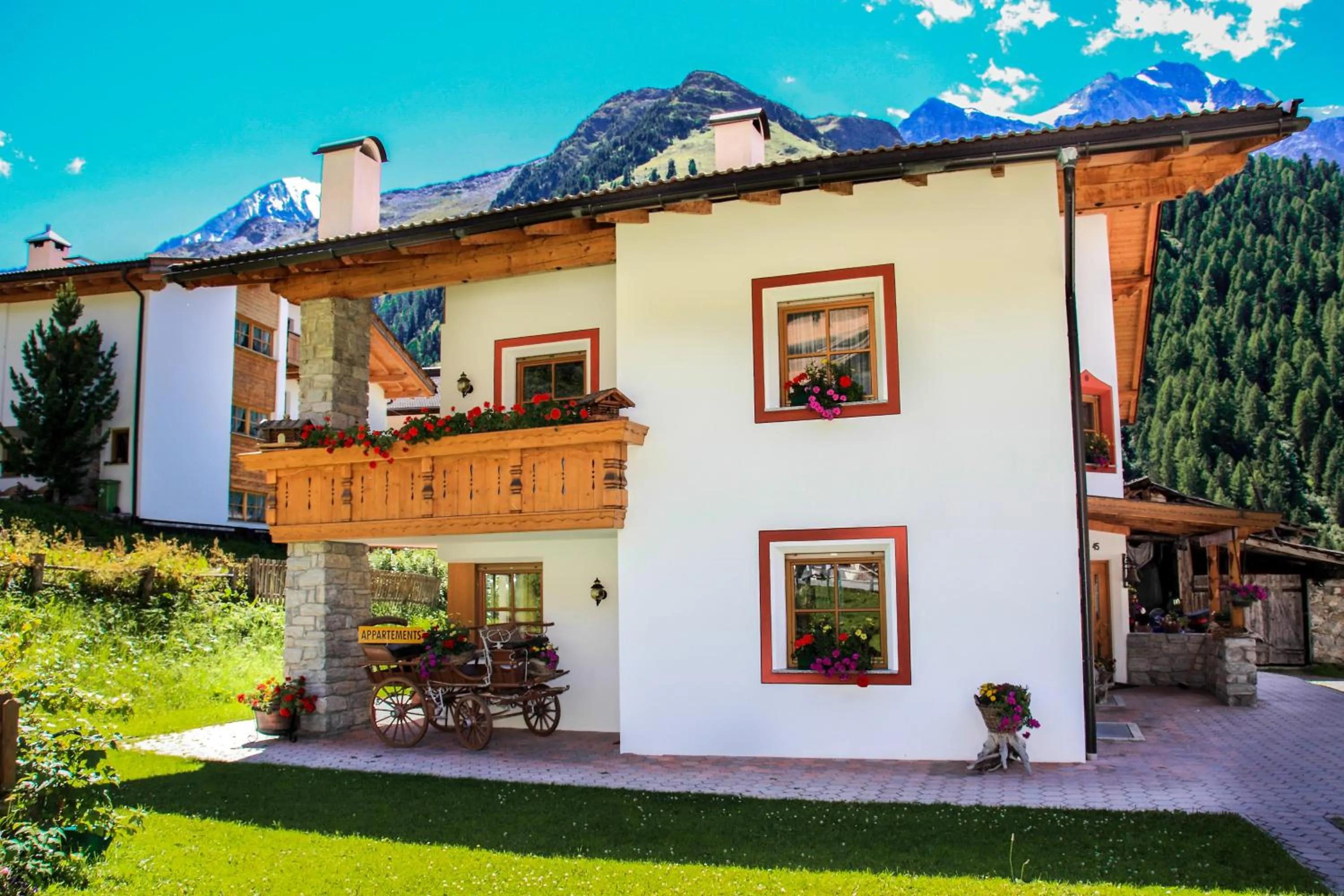 Facade/entrance in Garni des Alpes
