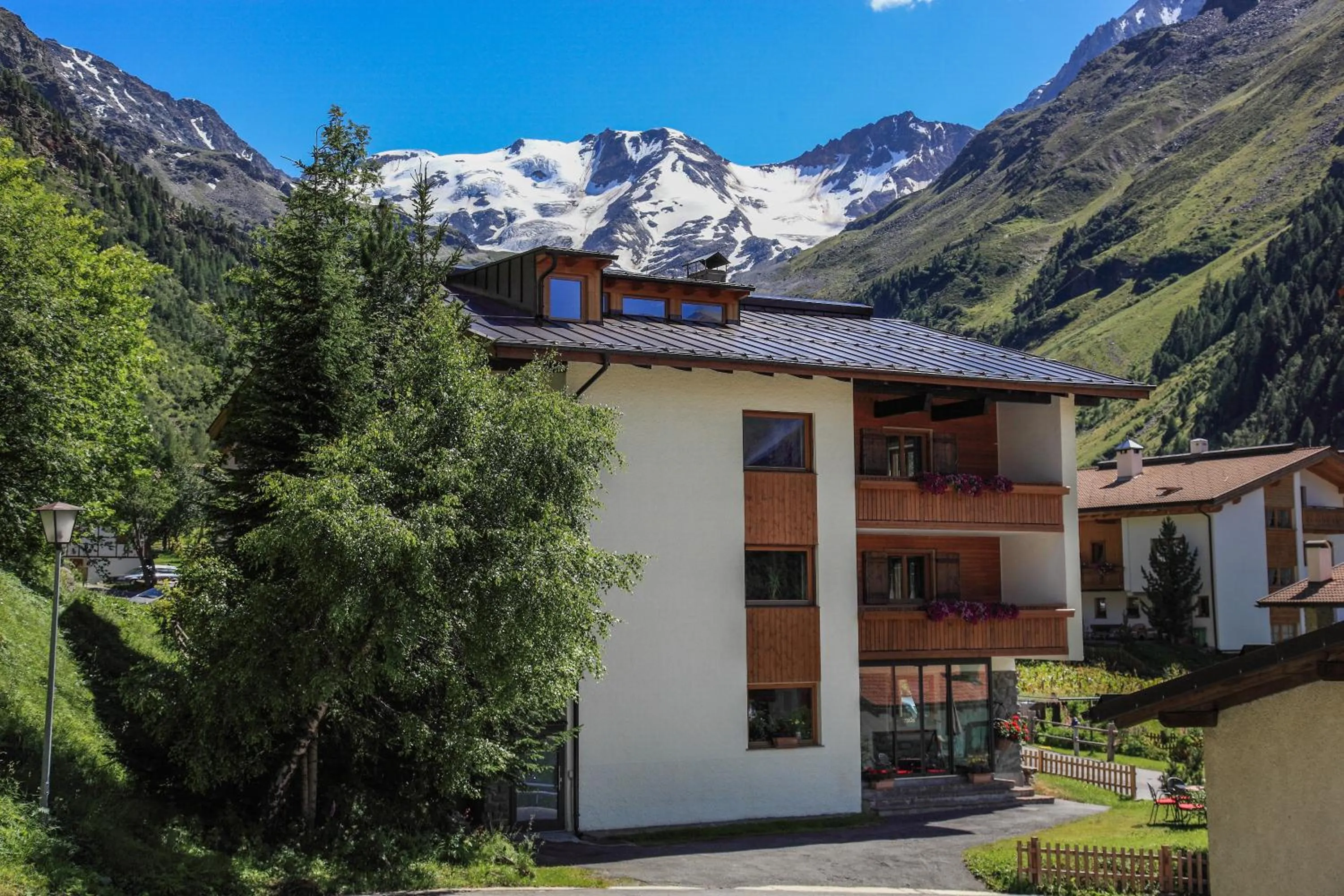 Facade/entrance in Garni des Alpes