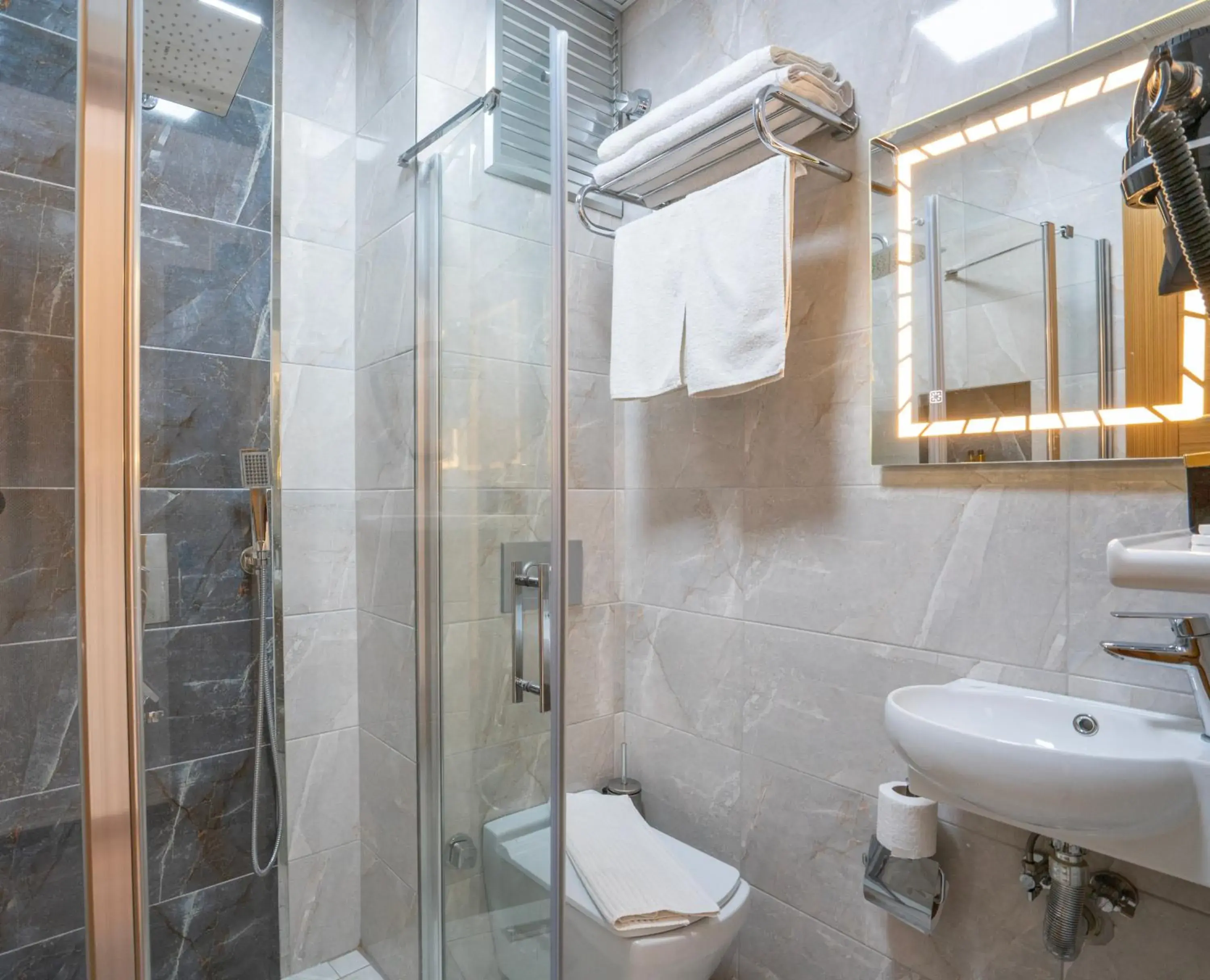 Standard Twin Room in Grand Reis Hotel Standard Twin Room in Grand Reis Hotel