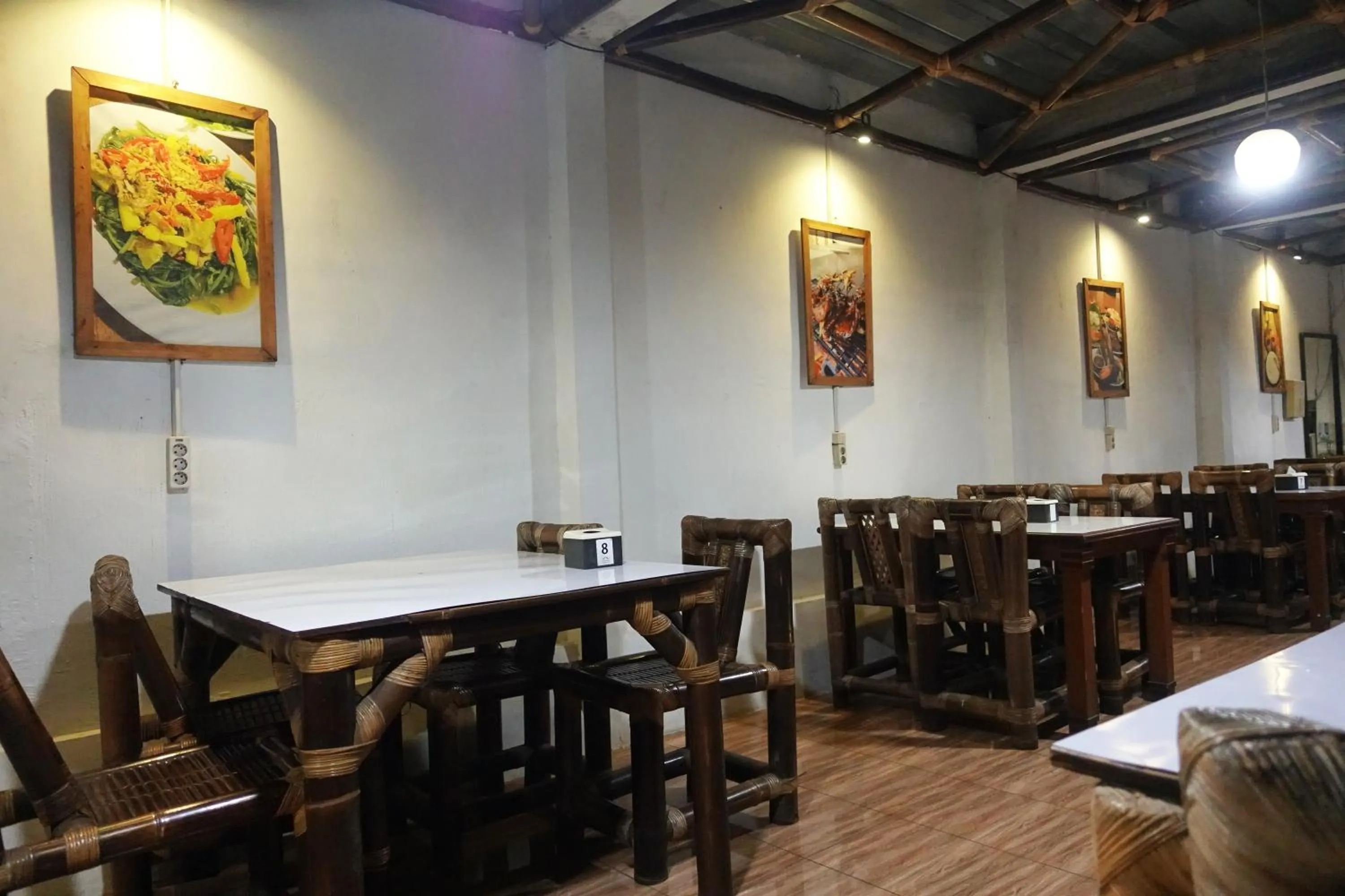 Restaurant/places to eat in Saung Balibu Hotel