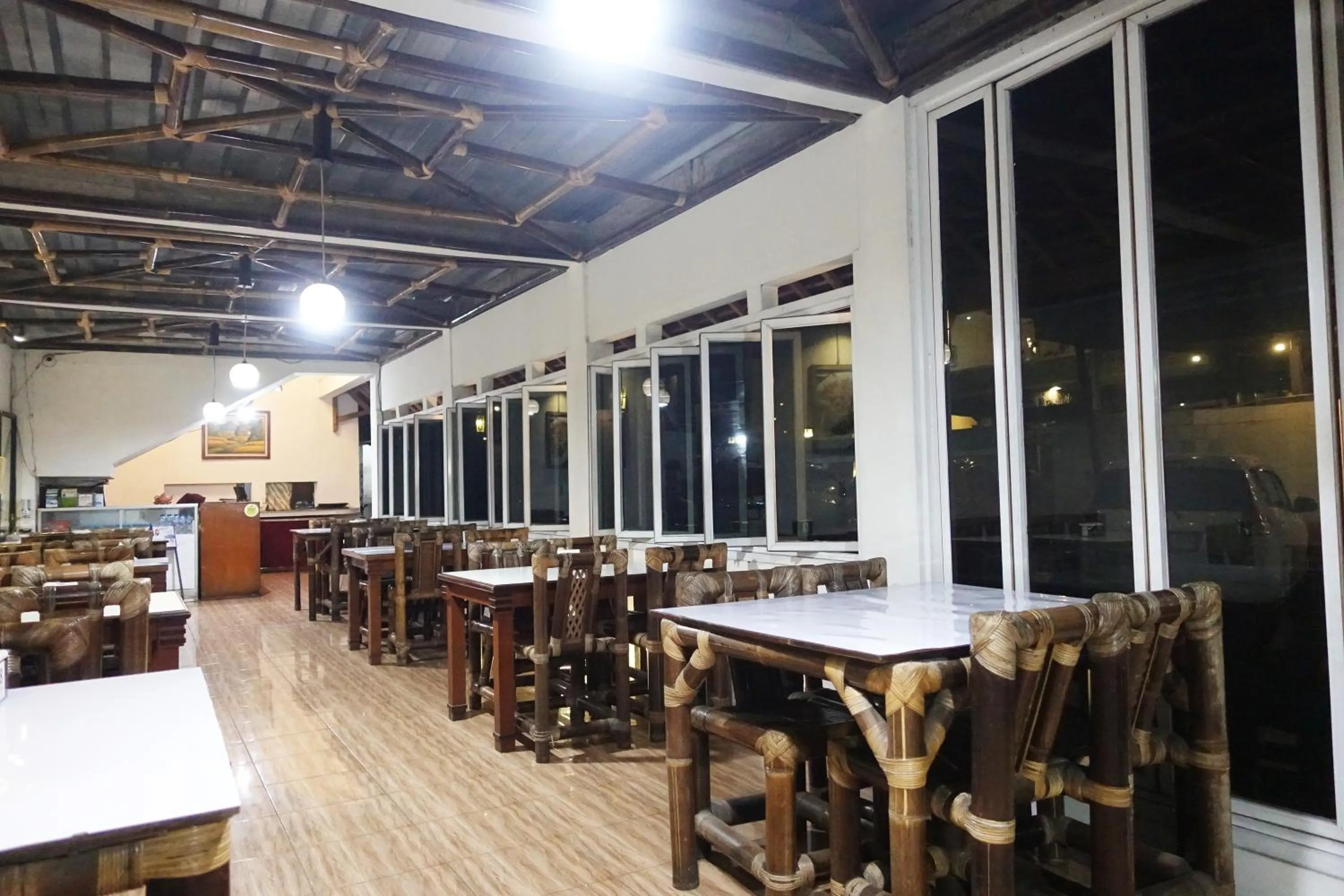 Restaurant/places to eat in Saung Balibu Hotel