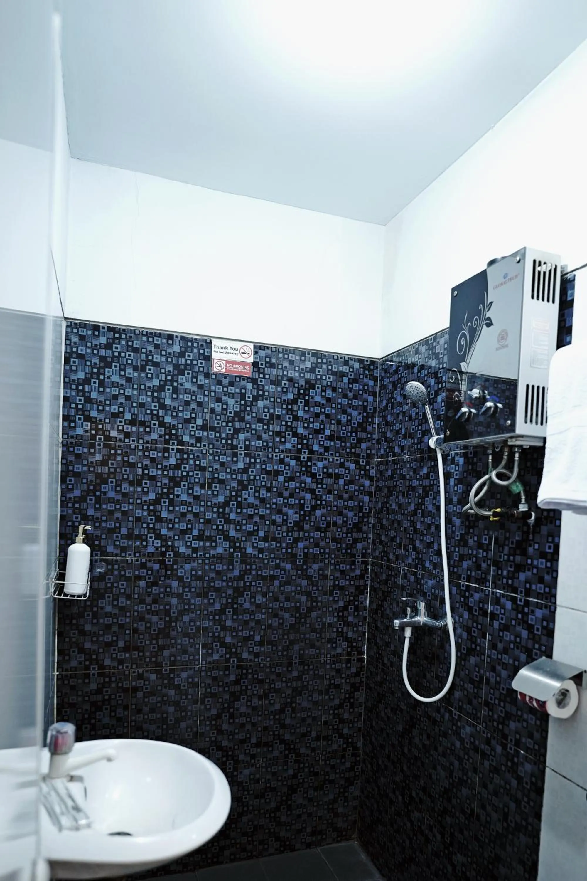 Bathroom in Saung Balibu Hotel