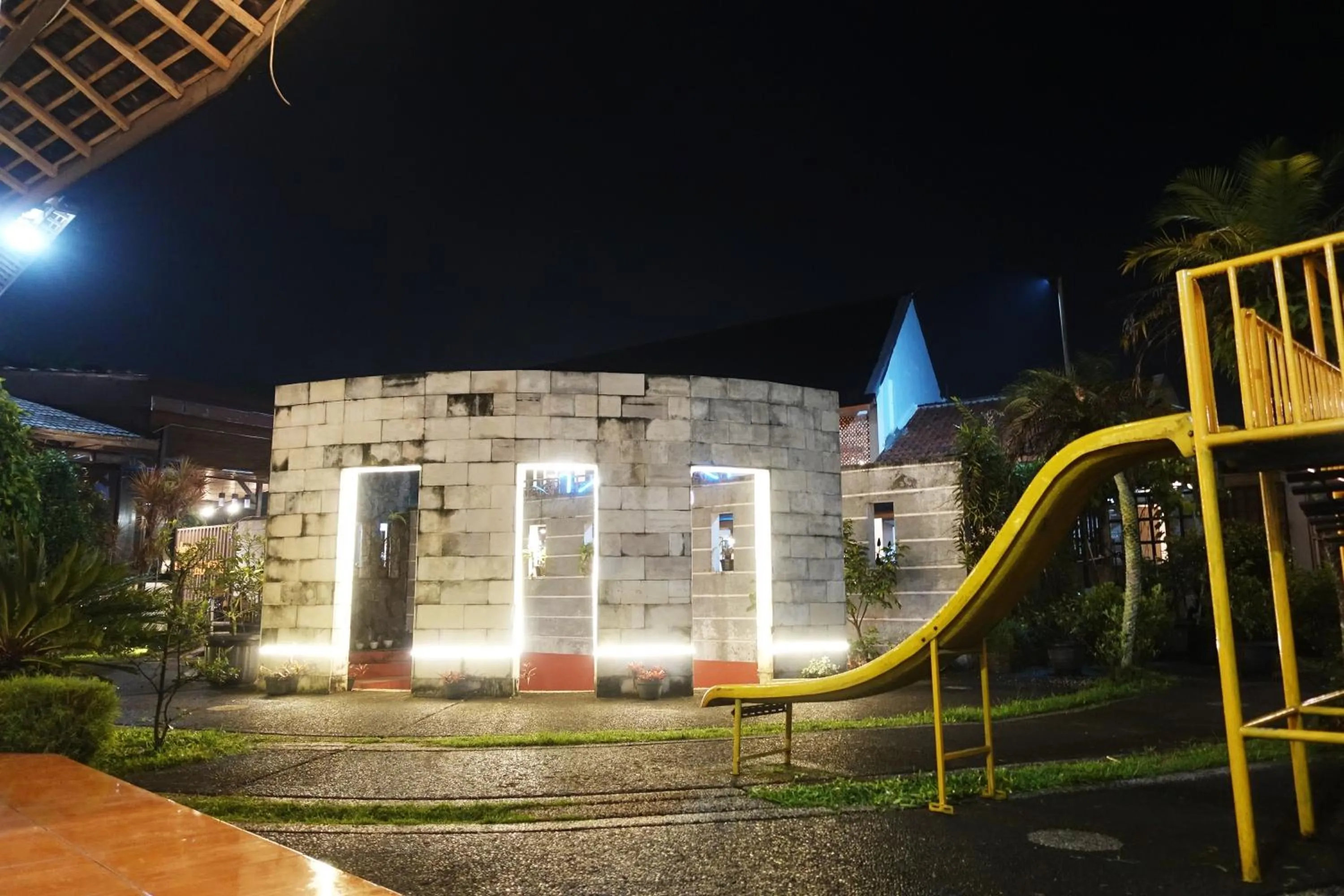 Children play ground in Saung Balibu Hotel