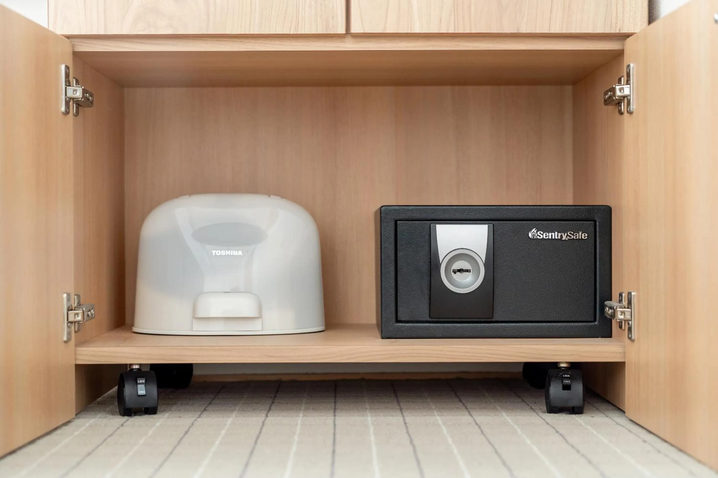 flat iron in RESI STAY Hachi Inn