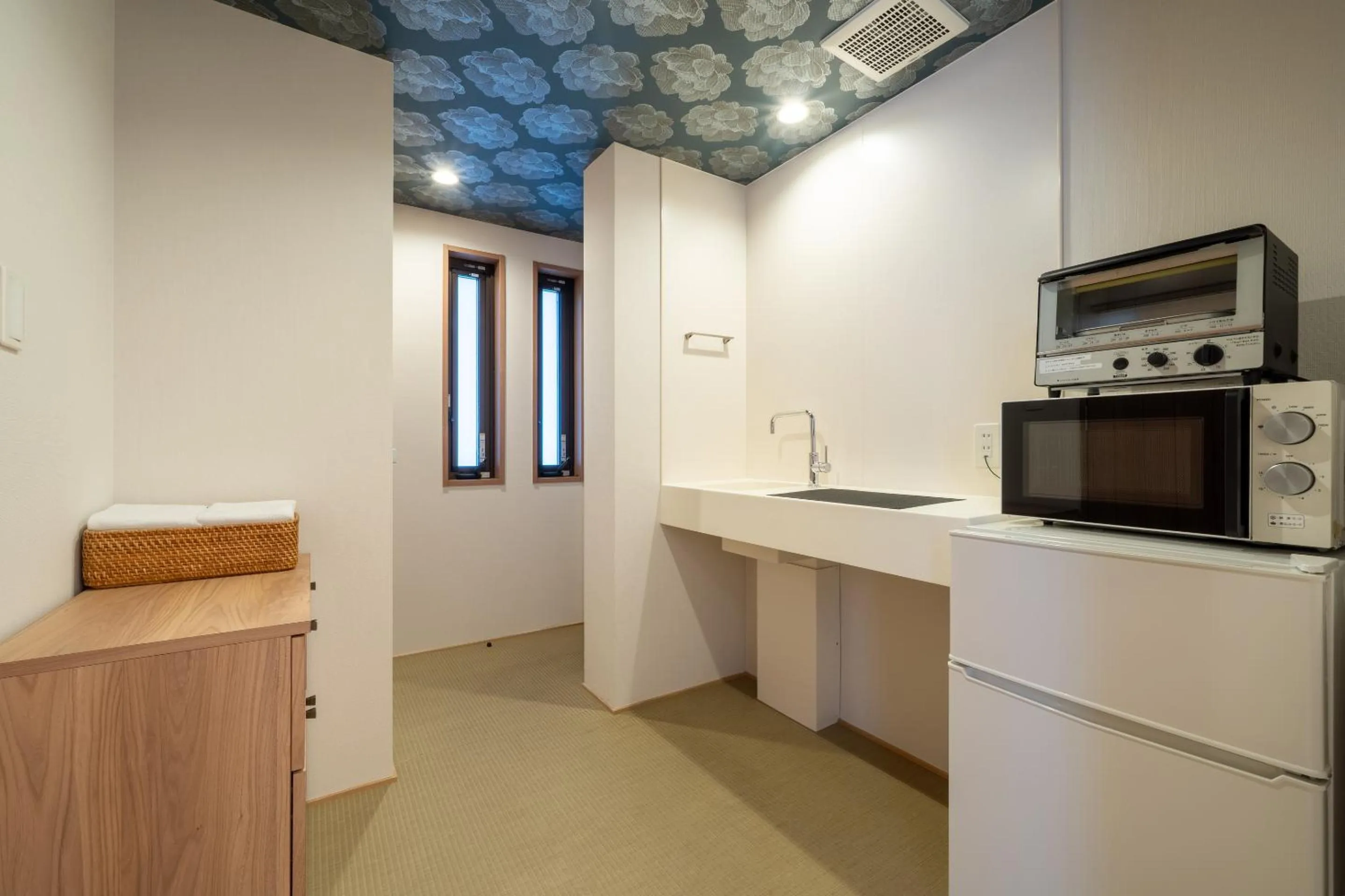 Kitchen or kitchenette in RESI STAY Hachi Inn