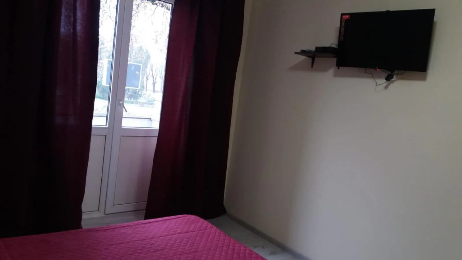 Photo of the whole room, Bed in Central Studio