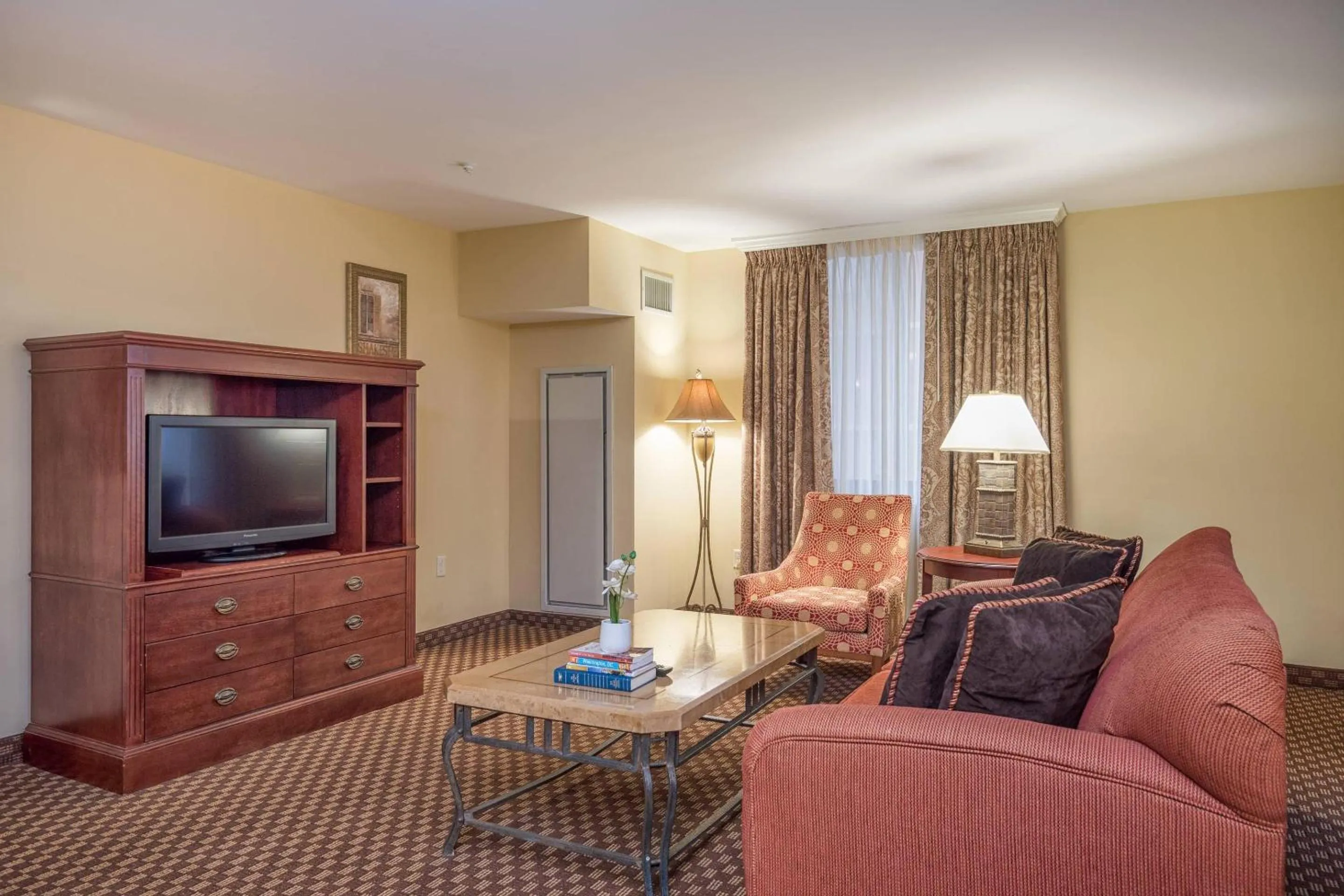 Bedroom in Clarion Collection Hotel Arlington Court Suites