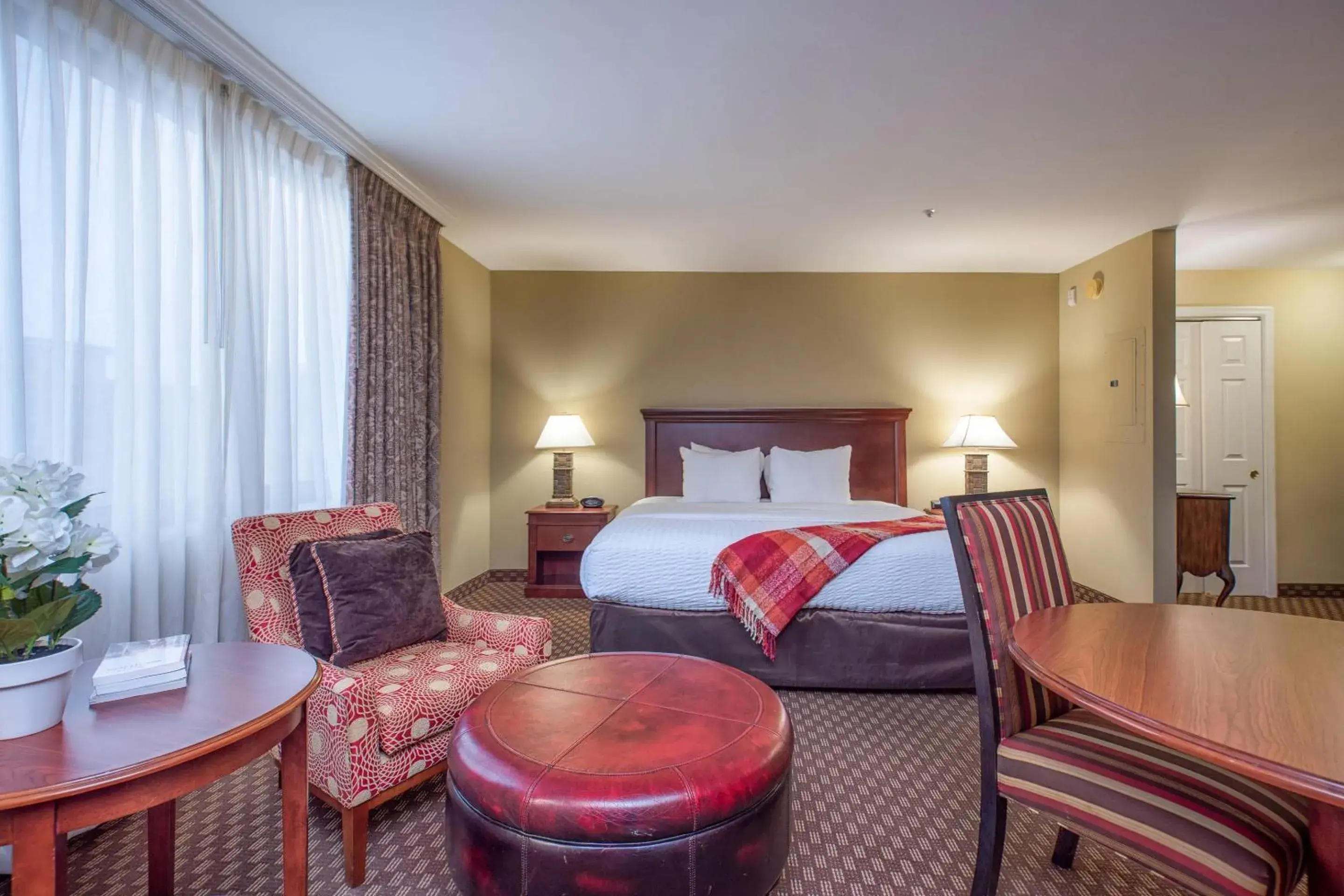Bedroom, Bed in Clarion Collection Hotel Arlington Court Suites Bedroom, Bed in Clarion Collection Hotel Arlington Court Suites
