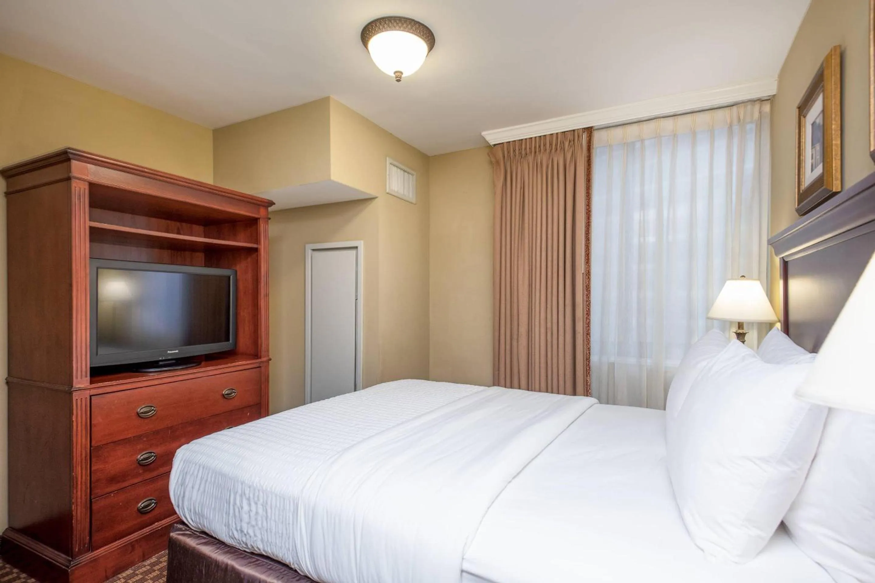 Bedroom, Bed in Clarion Collection Hotel Arlington Court Suites