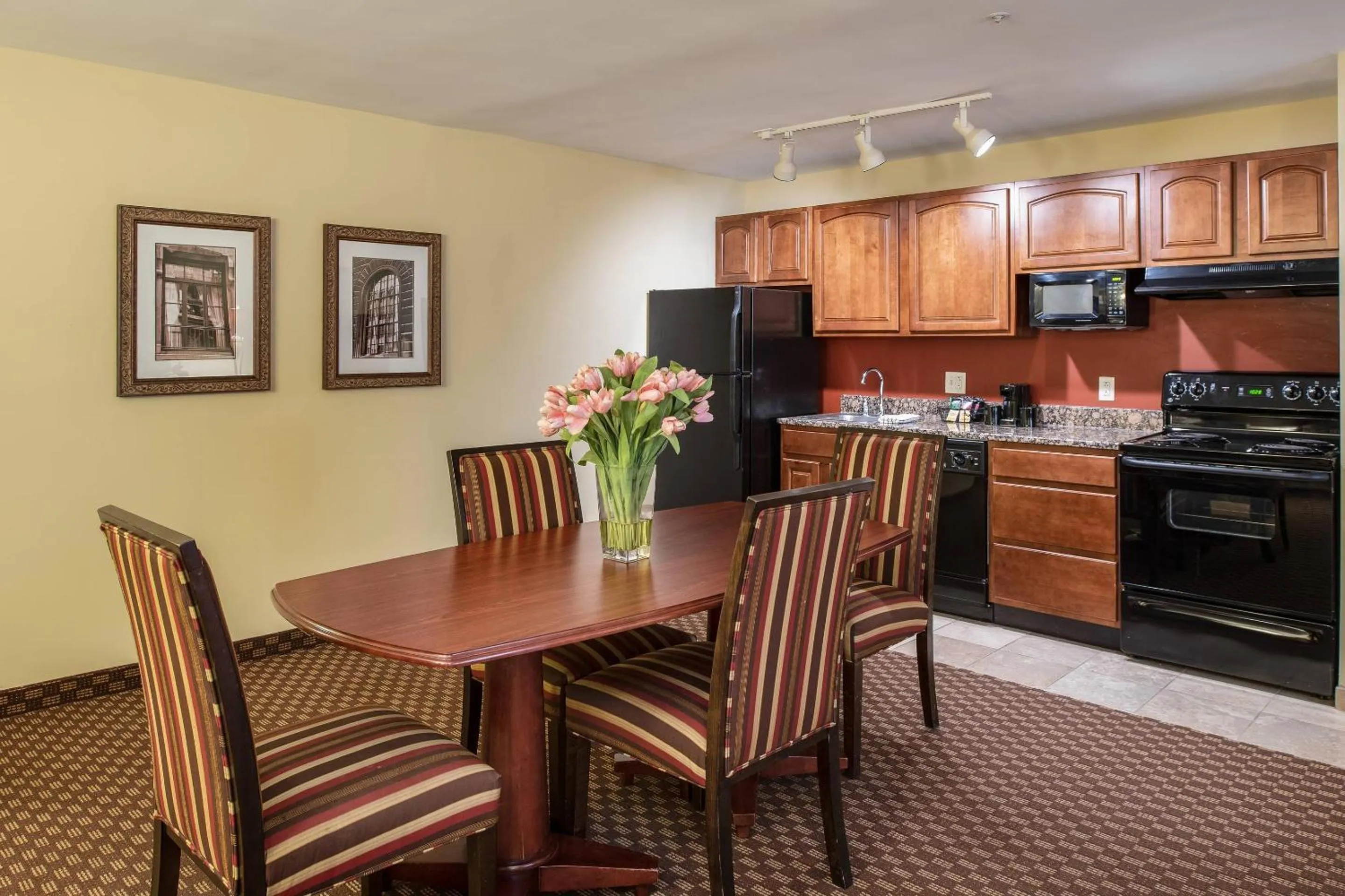 Bedroom in Clarion Collection Hotel Arlington Court Suites
