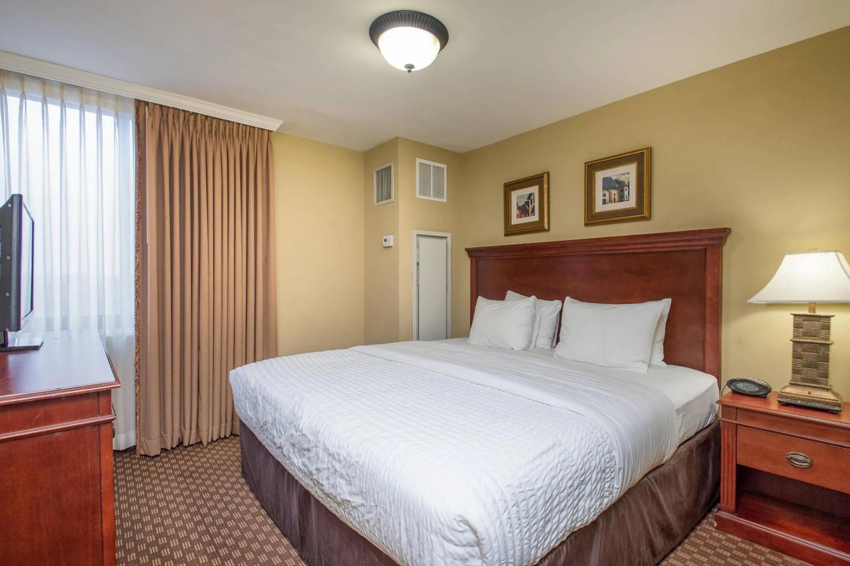 Bedroom, Bed in Clarion Collection Hotel Arlington Court Suites