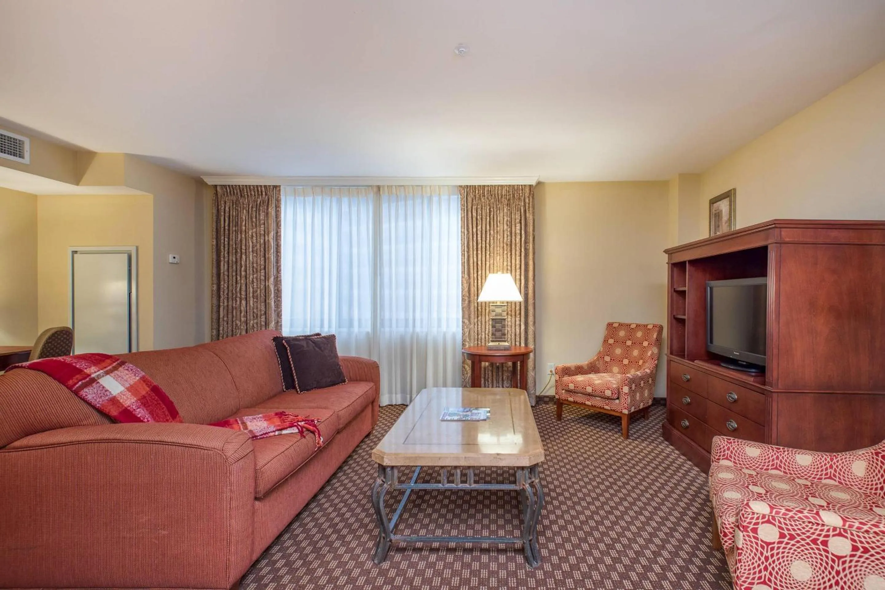 Bedroom in Clarion Collection Hotel Arlington Court Suites