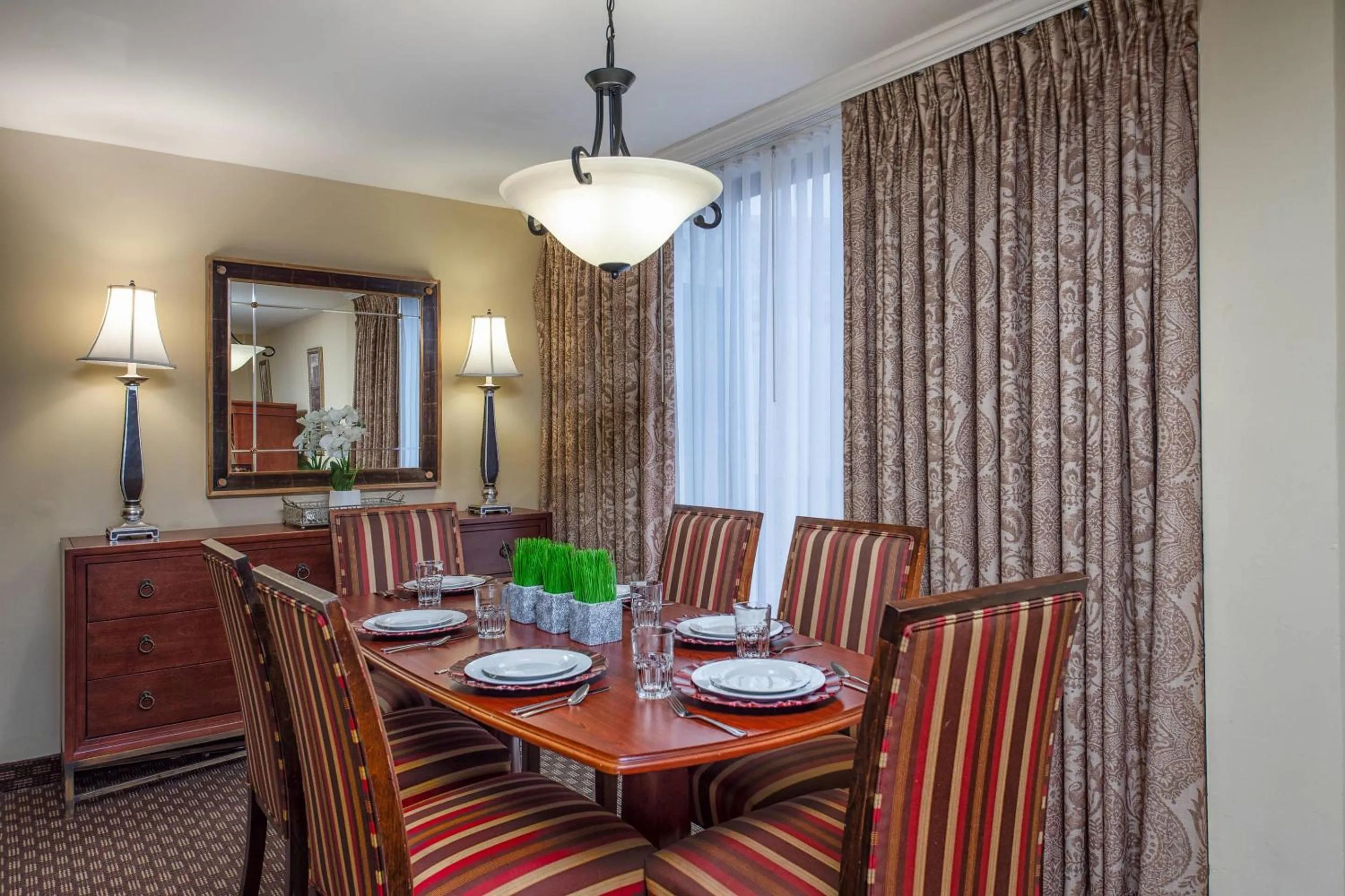 Bedroom in Clarion Collection Hotel Arlington Court Suites