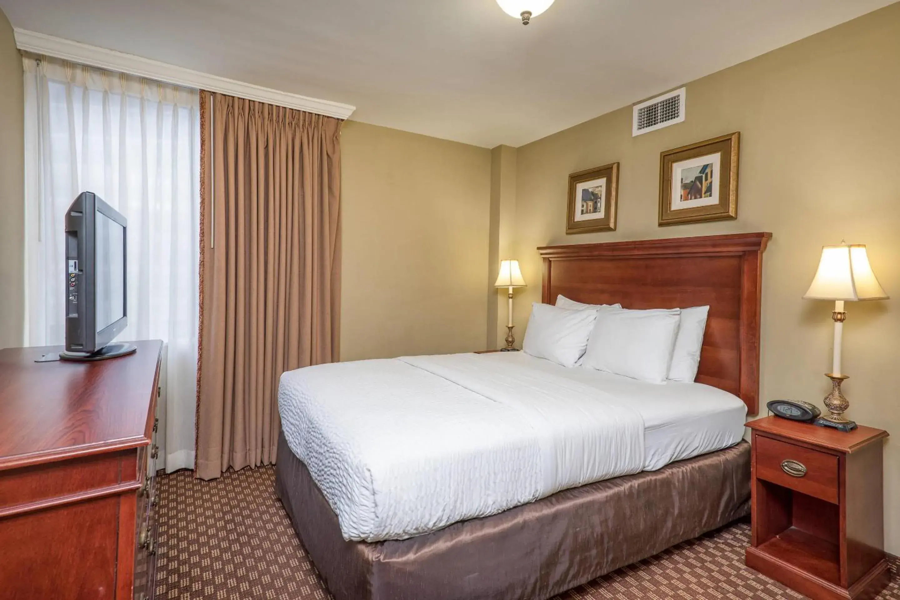 Bedroom, Bed in Clarion Collection Hotel Arlington Court Suites Bedroom, Bed in Clarion Collection Hotel Arlington Court Suites
