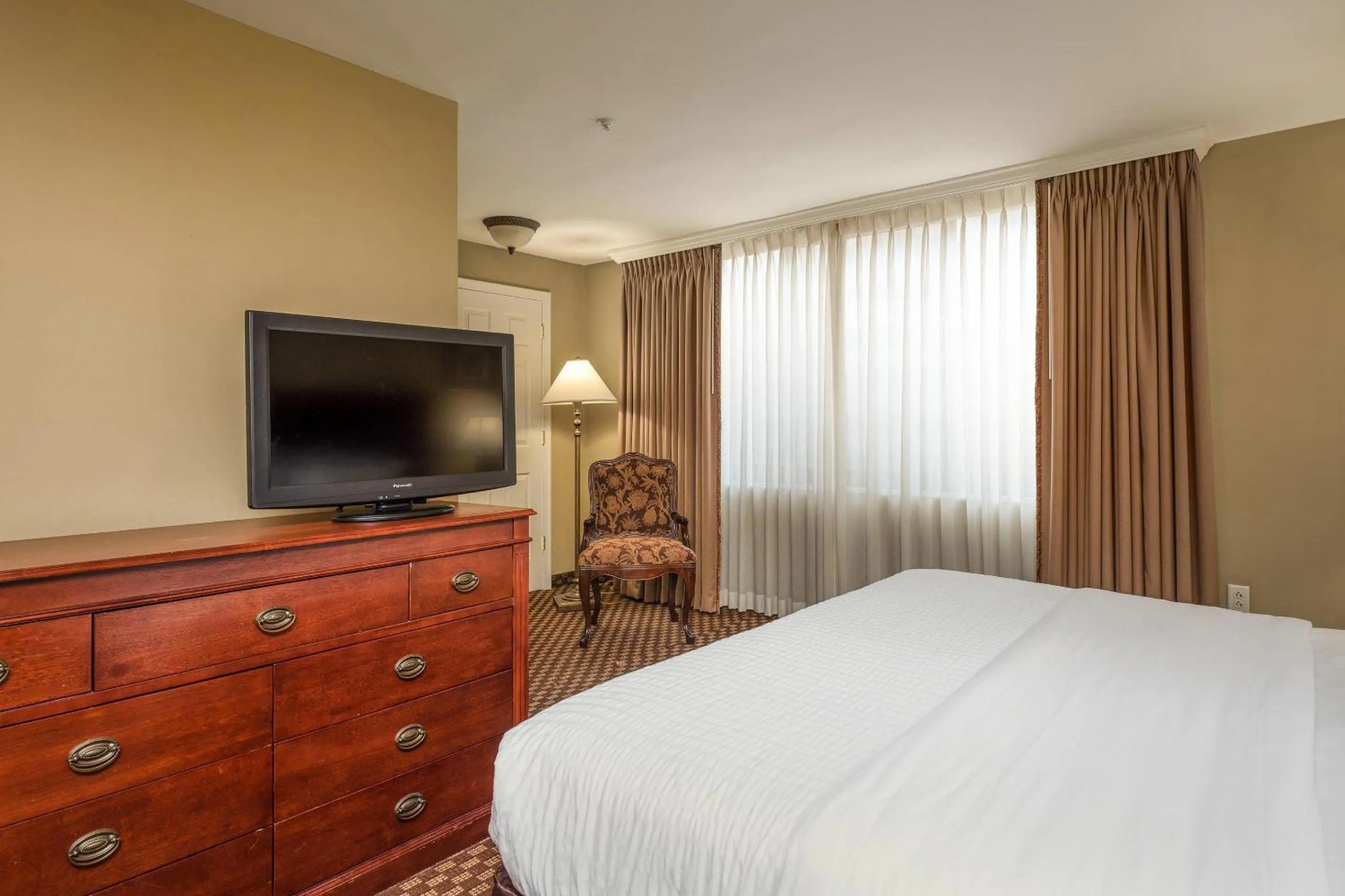 Bedroom, Bed in Clarion Collection Hotel Arlington Court Suites