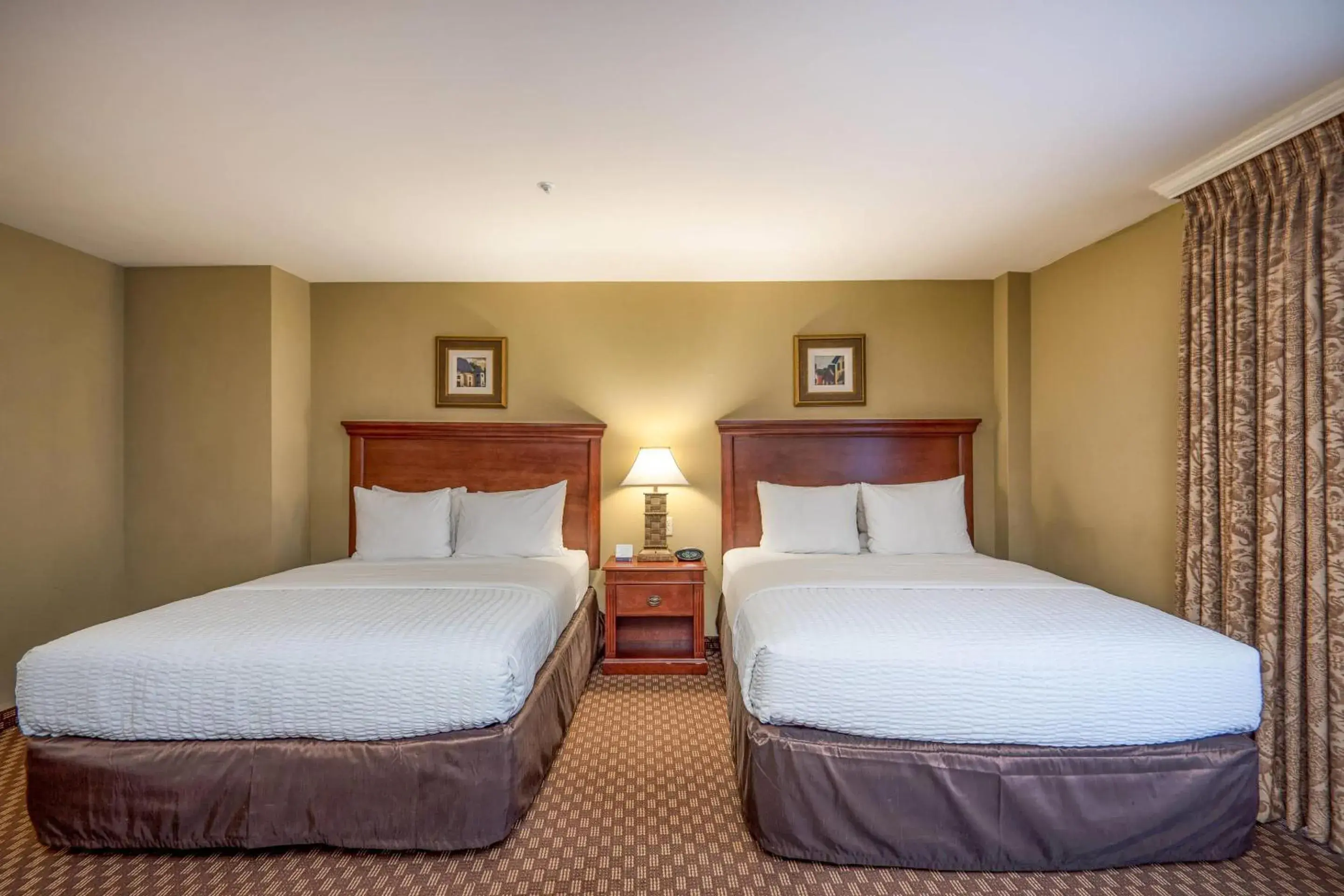 Bedroom, Bed in Clarion Collection Hotel Arlington Court Suites Bedroom, Bed in Clarion Collection Hotel Arlington Court Suites