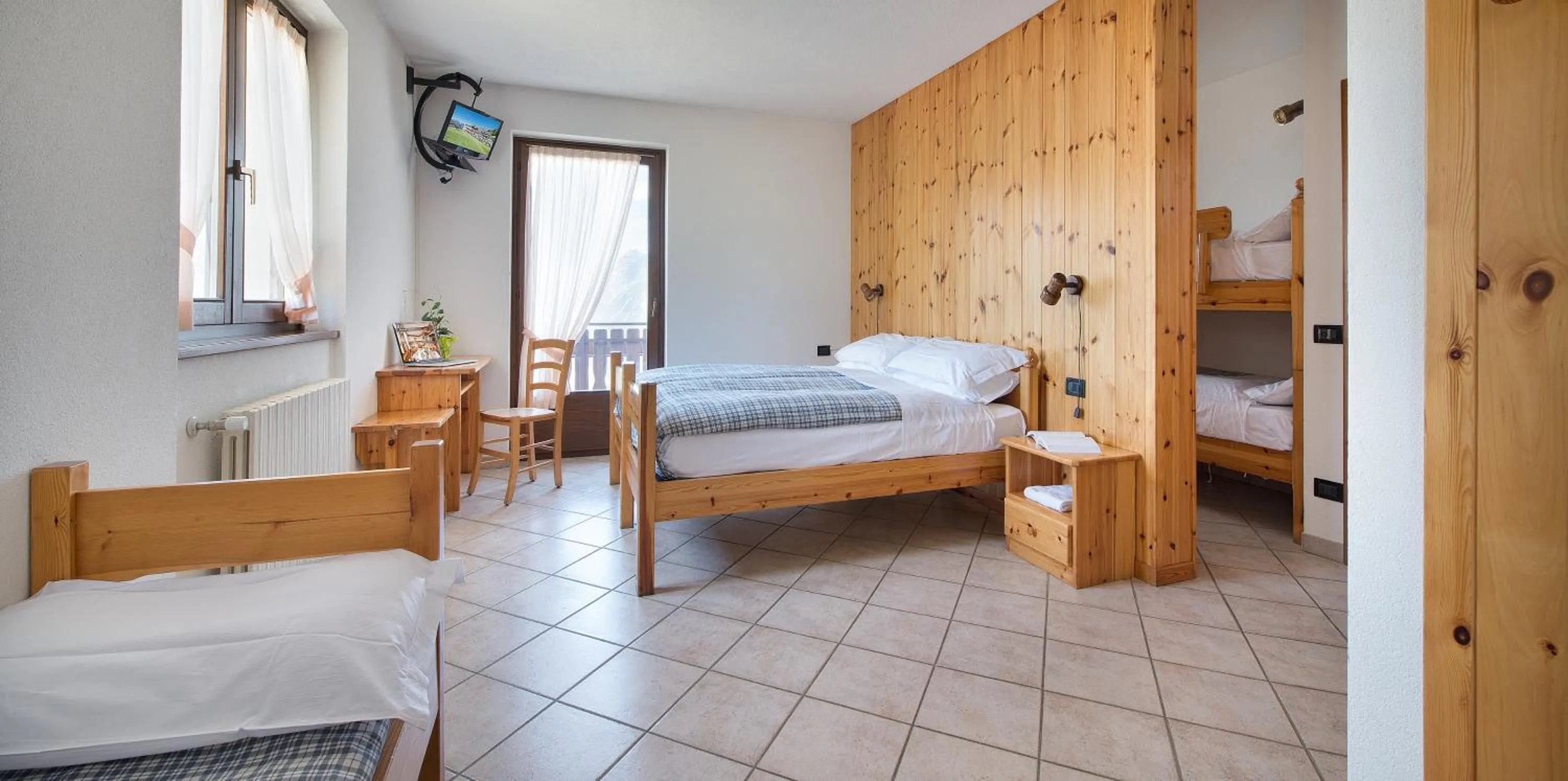 Photo of the whole room, Bed in Hotel Gallo Cedrone