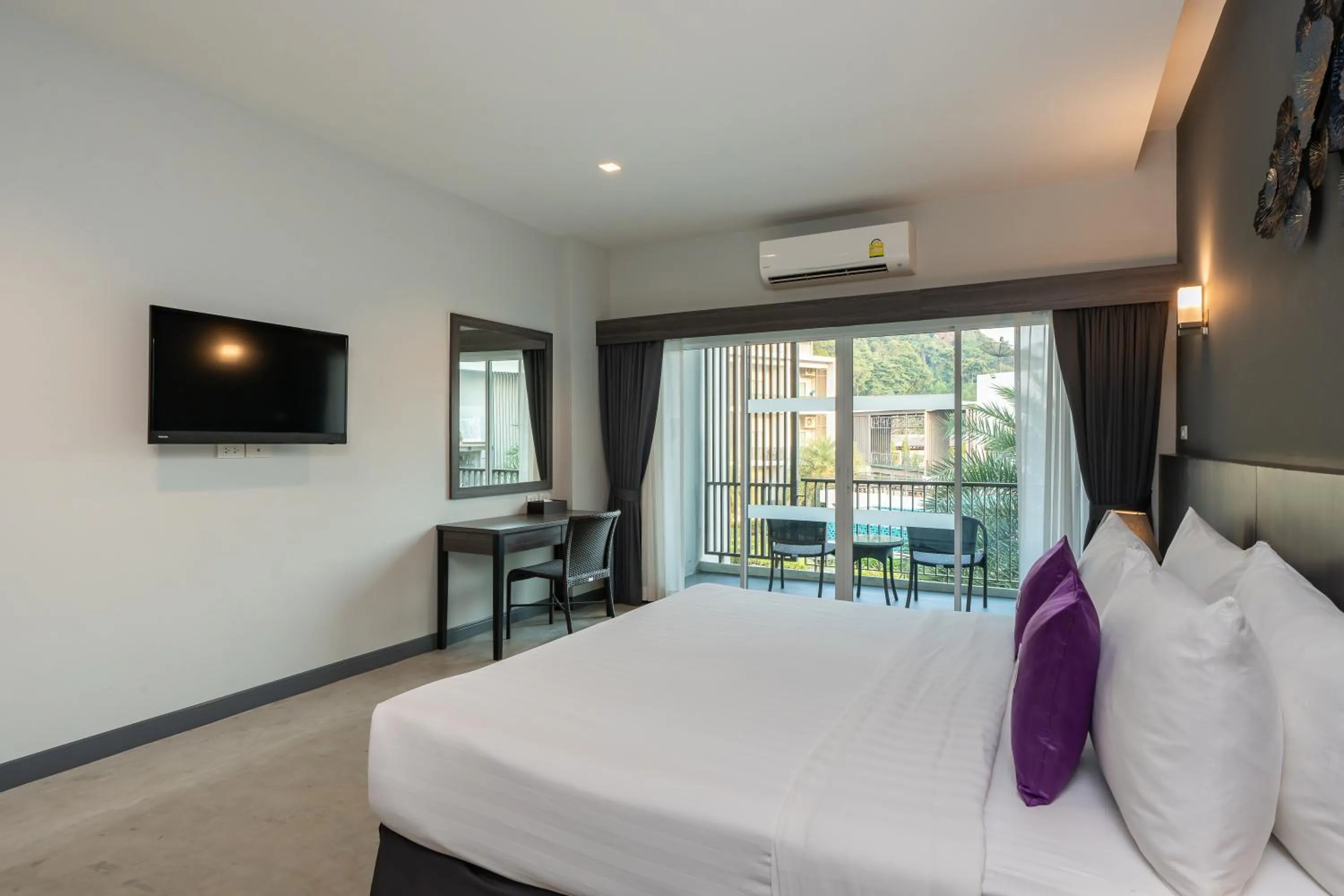 Photo of the whole room, Bed in Koh Chang Paradise Hill