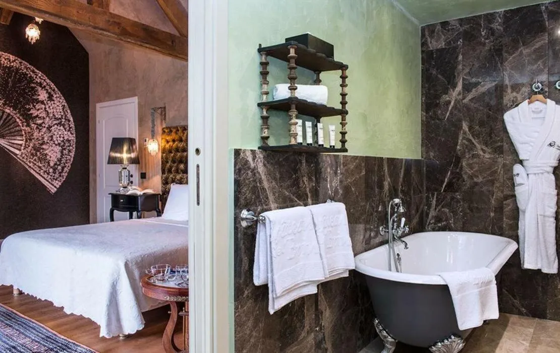 Shower, Bed in Château de l'Epinay