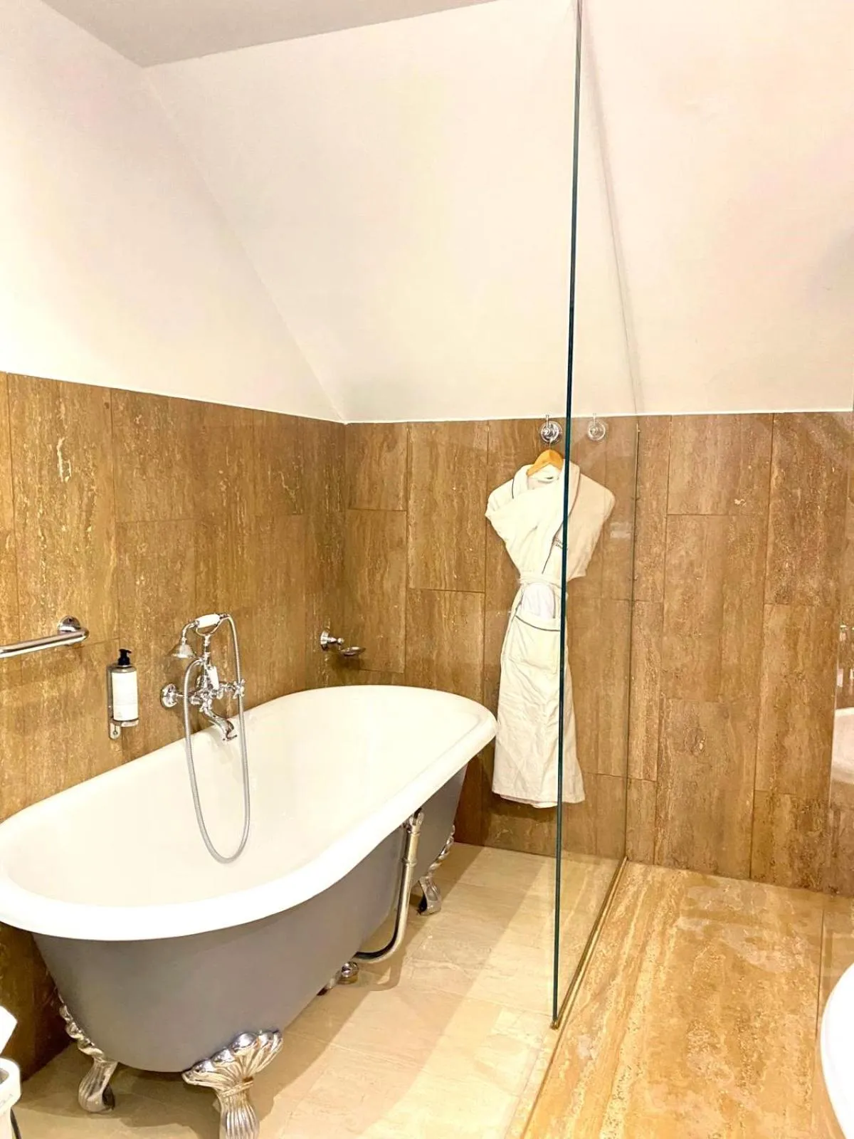 Shower in Château de l'Epinay