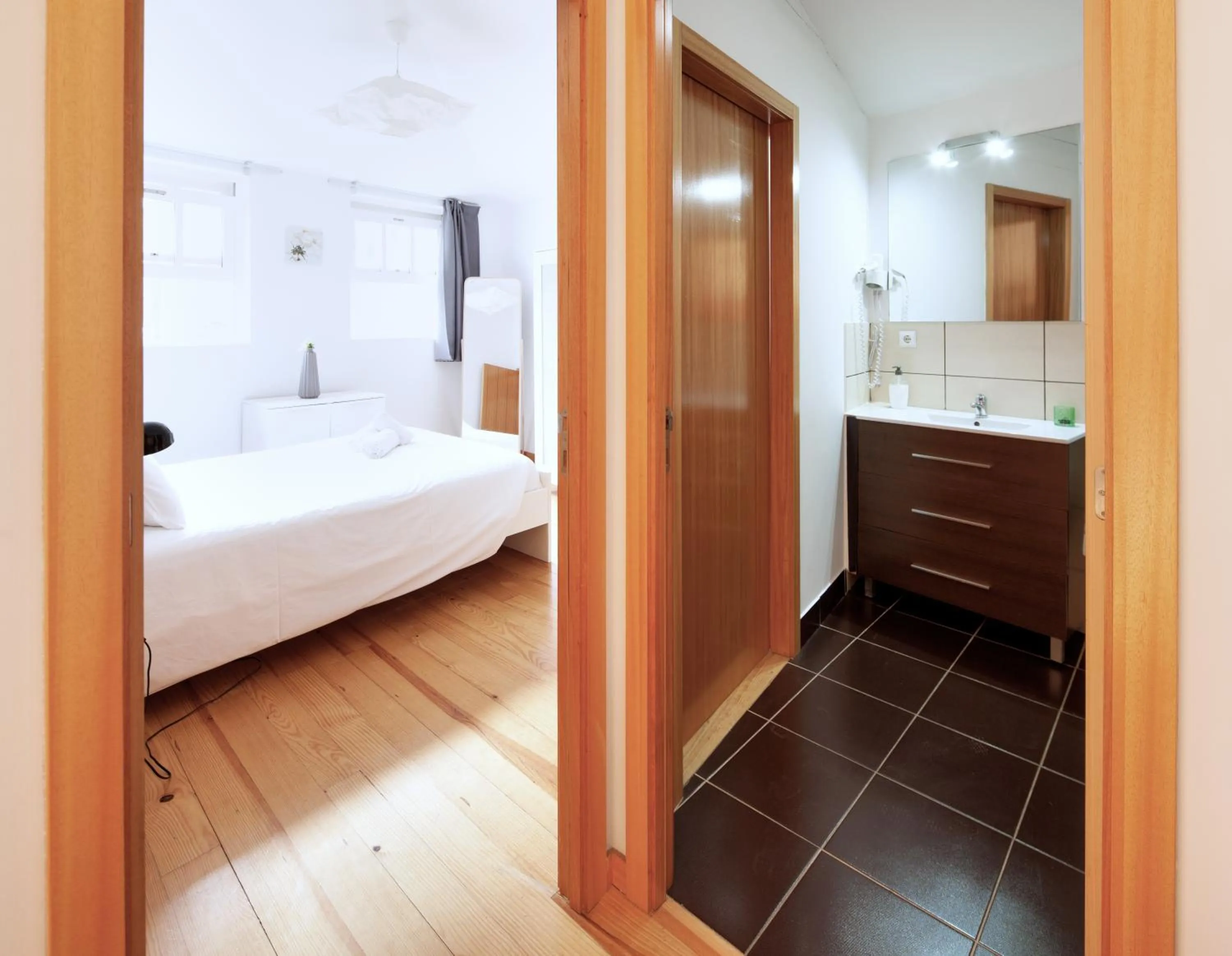 Bathroom, Bed in Oporto Maison Entreparedes