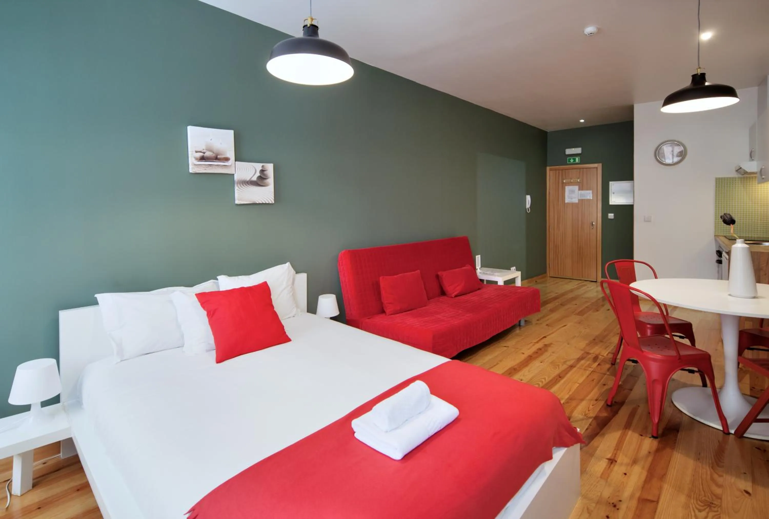 Living room, Bed in Oporto Maison Entreparedes