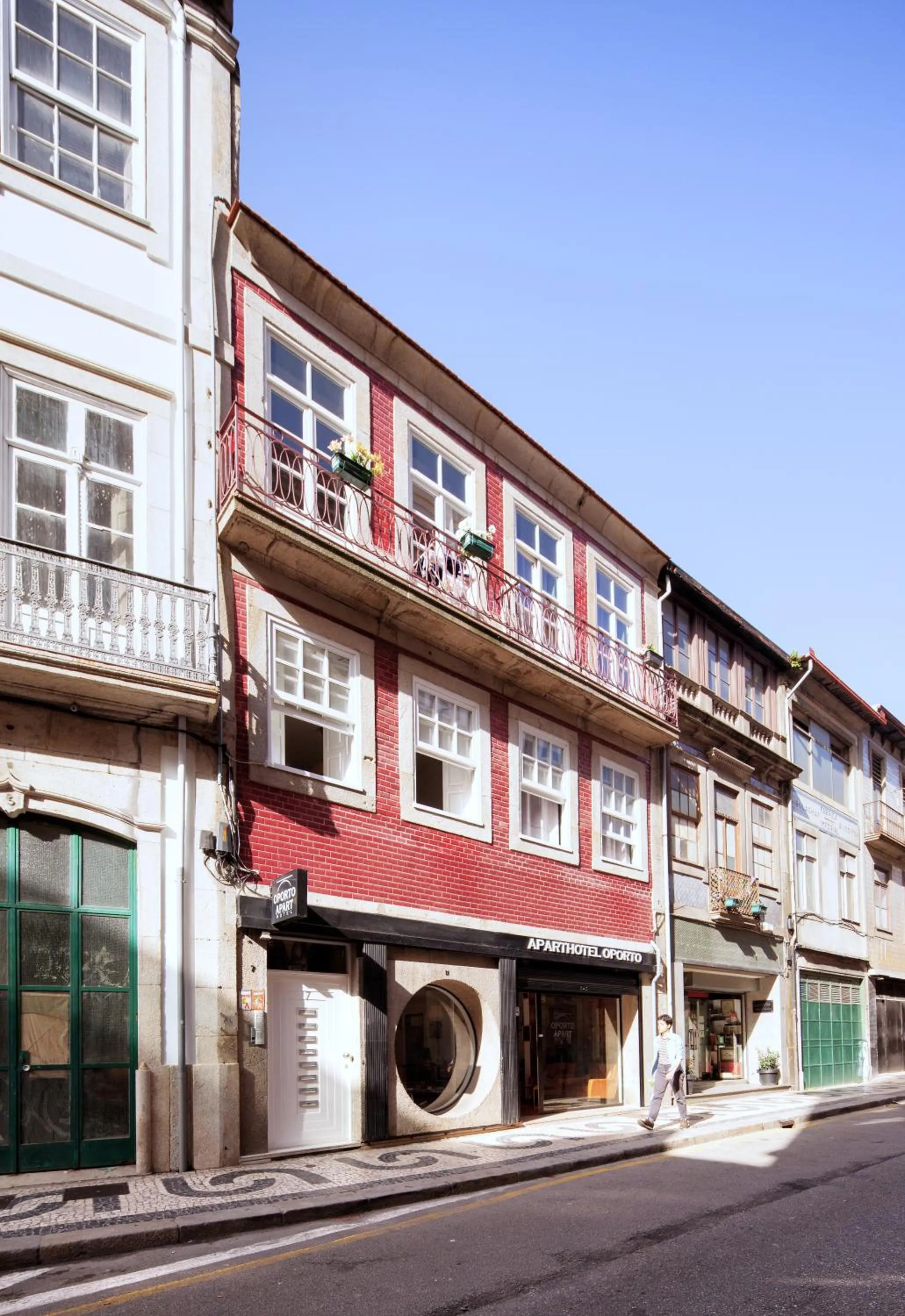 Facade/entrance in Oporto Maison Entreparedes