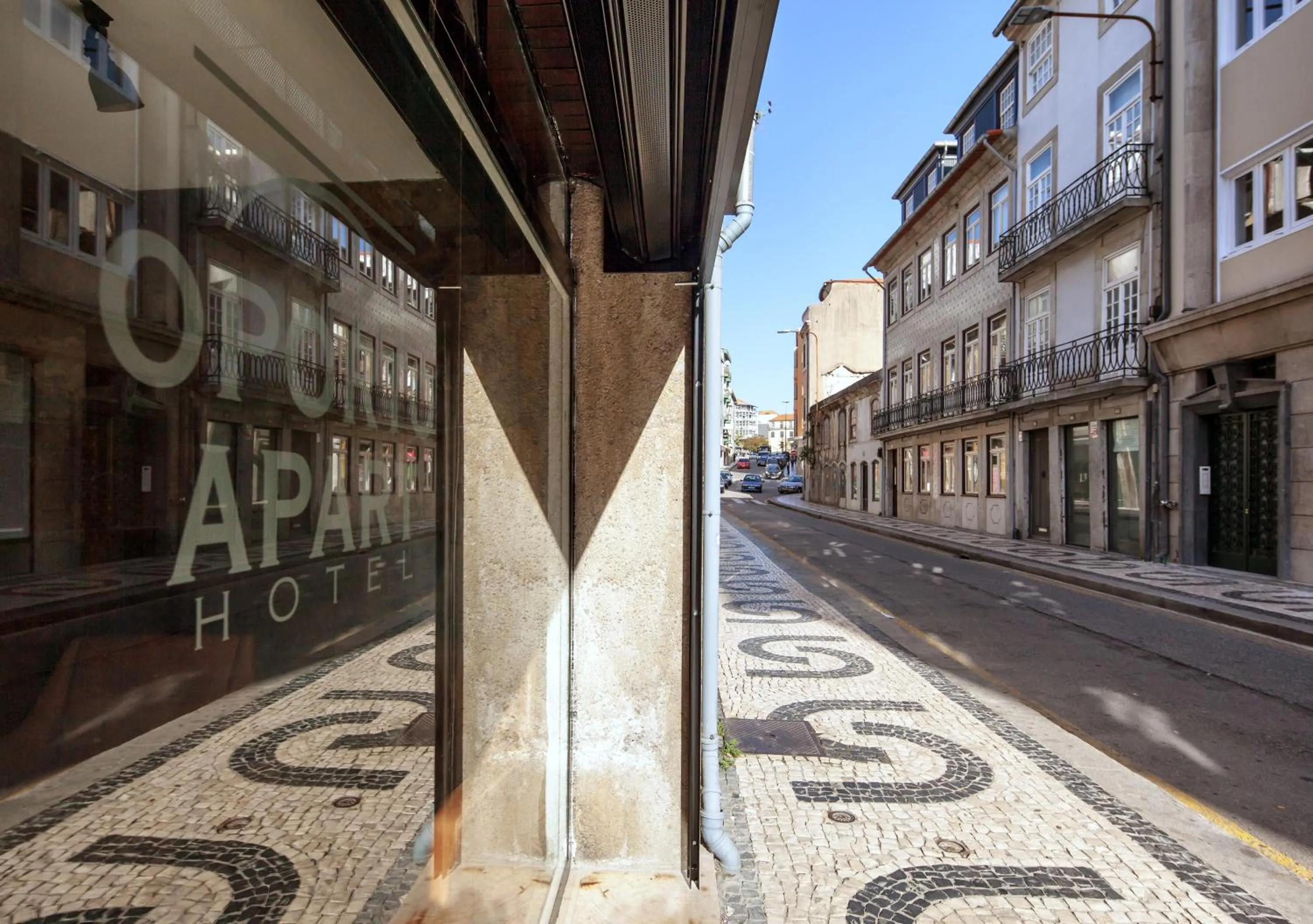 Facade/entrance in Oporto Maison Entreparedes