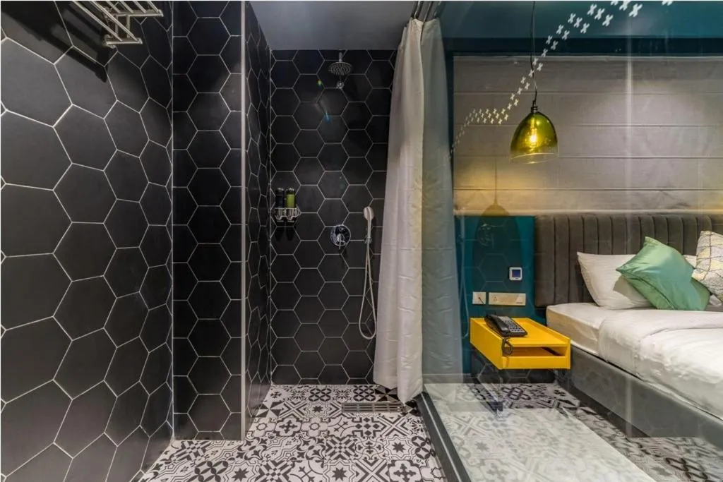 Shower, Bed in Hotel B plus L