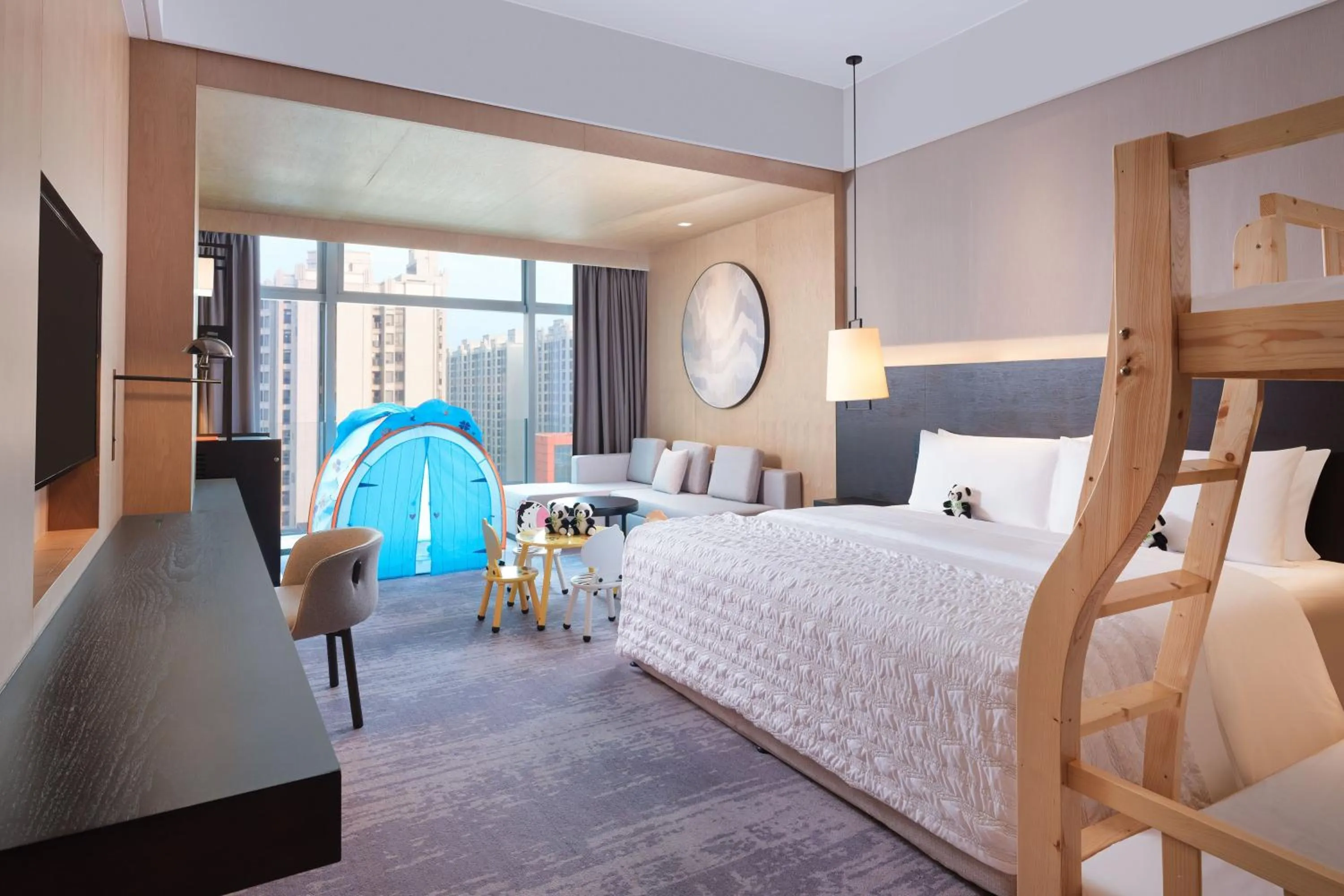 Photo of the whole room, Bed in Le Meridien Zhongshan