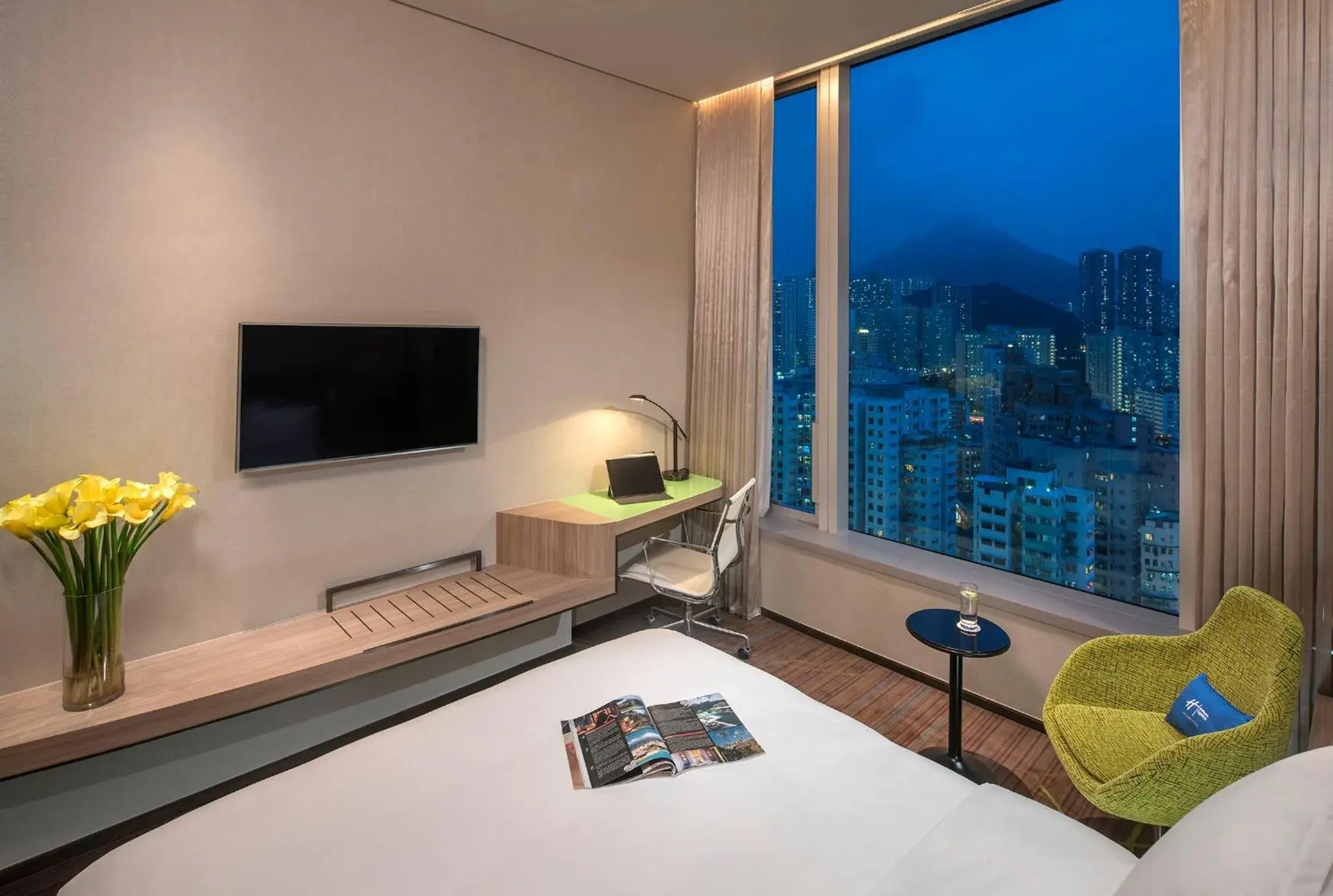 Bed in Holiday Inn Express Hong Kong Kowloon CBD2 by IHG Bed in Holiday Inn Express Hong Kong Kowloon CBD2 by IHG