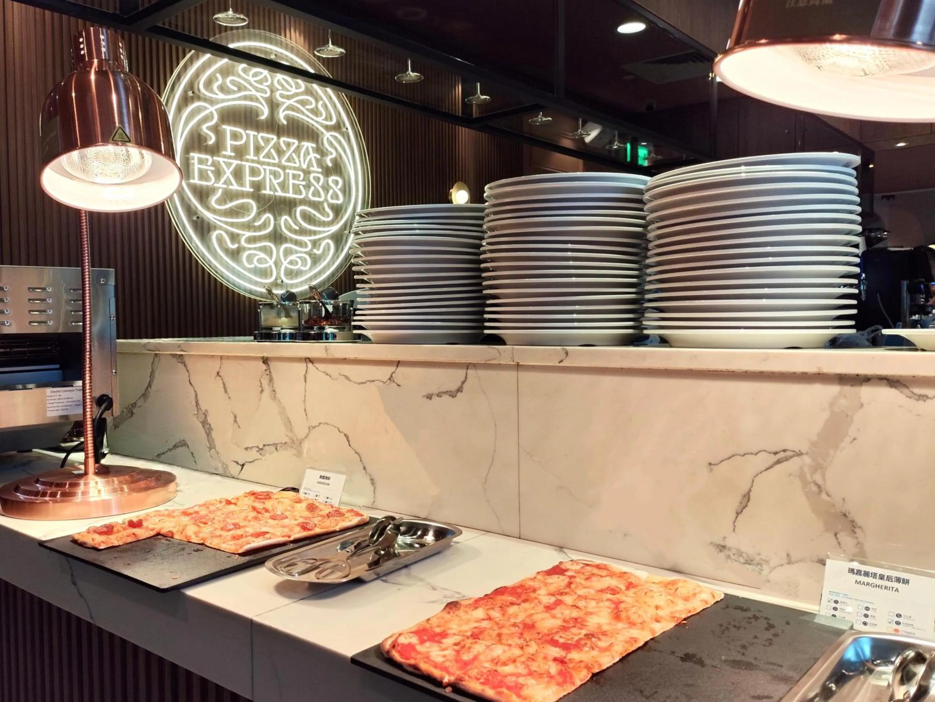 Restaurant/places to eat in Holiday Inn Express Hong Kong Kowloon CBD2 by IHG