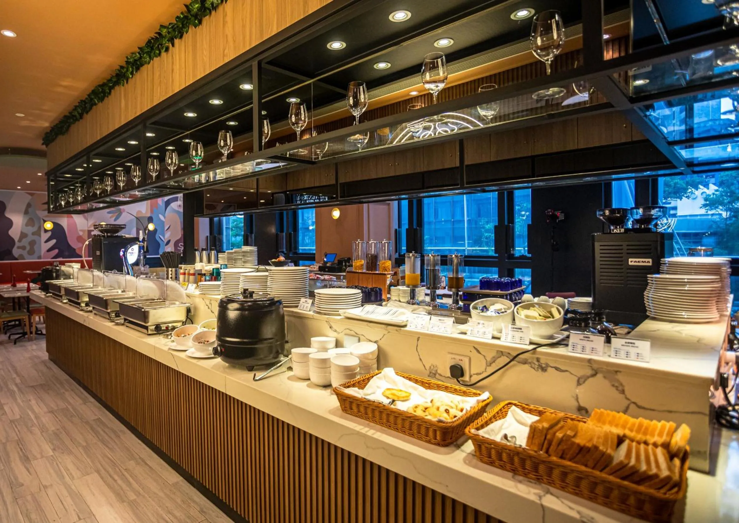 Restaurant/places to eat in Holiday Inn Express Hong Kong Kowloon CBD2 by IHG