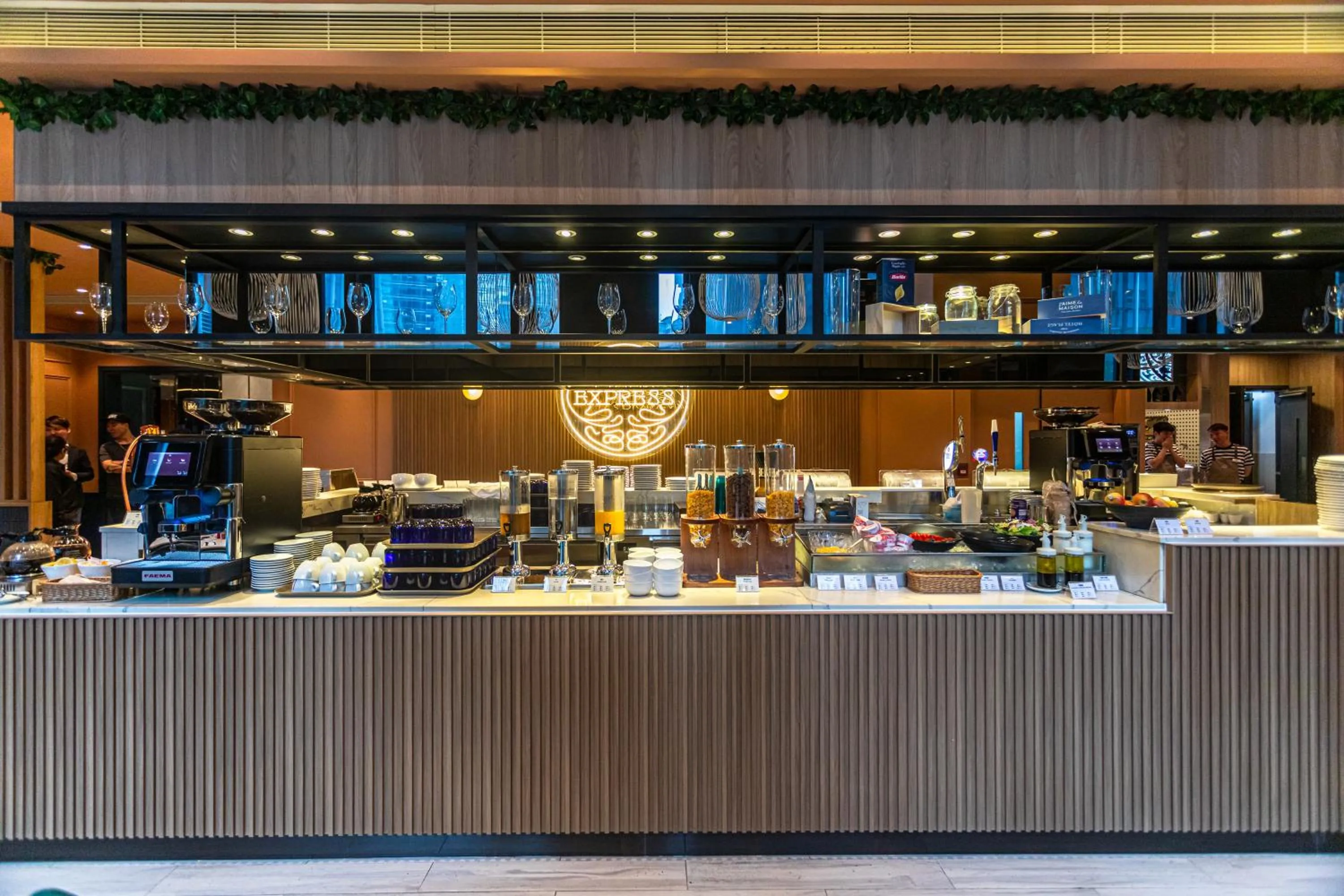 Restaurant/places to eat in Holiday Inn Express Hong Kong Kowloon CBD2 by IHG