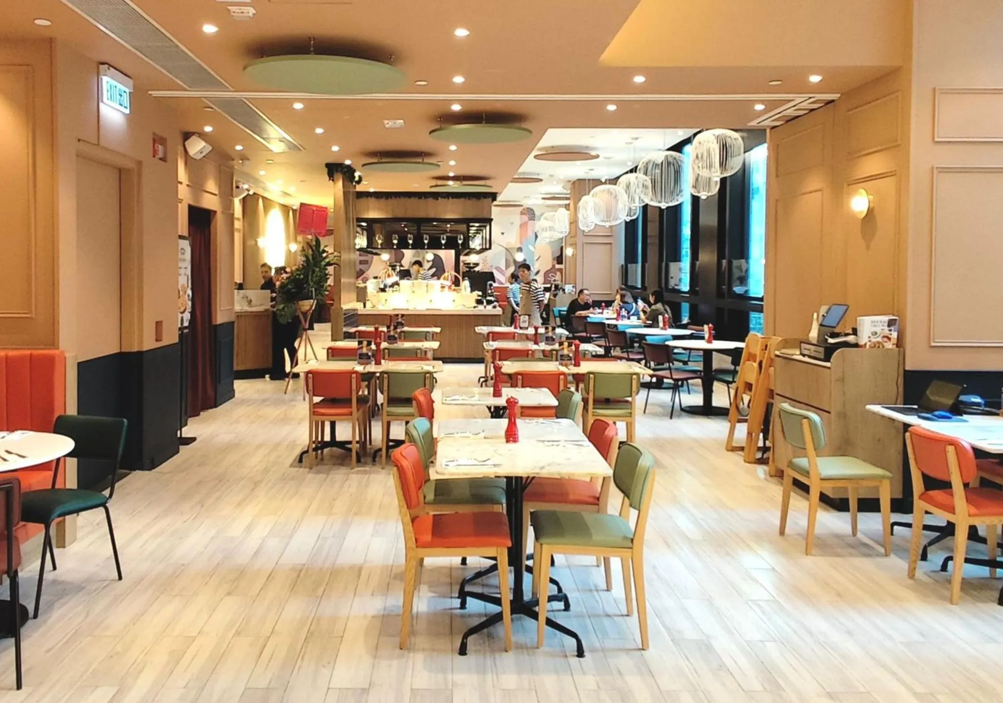 Restaurant/places to eat in Holiday Inn Express Hong Kong Kowloon CBD2 by IHG