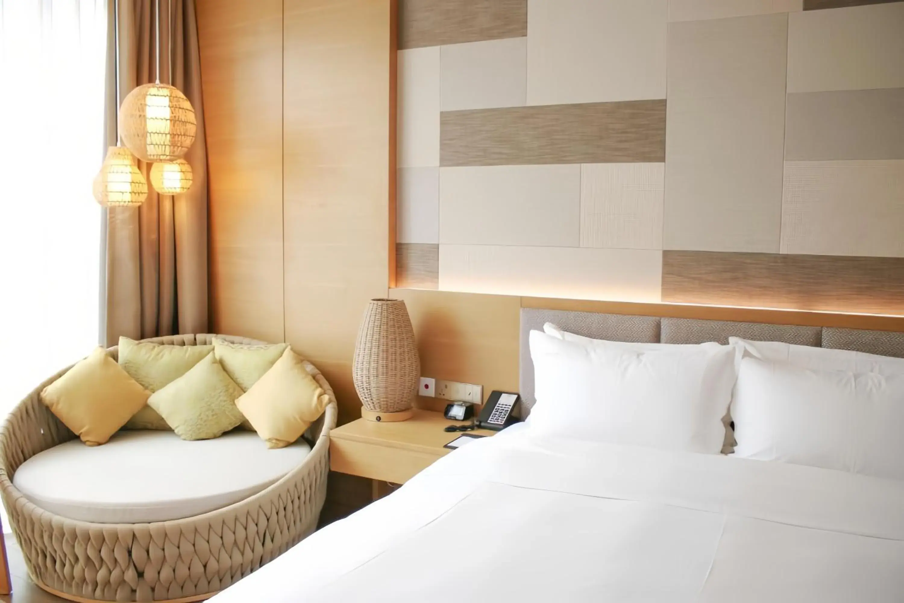 Seating area, Bed in Holiday Inn Resort Yichun Mingyue Mountain by IHG Seating area, Bed in Holiday Inn Resort Yichun Mingyue Mountain by IHG